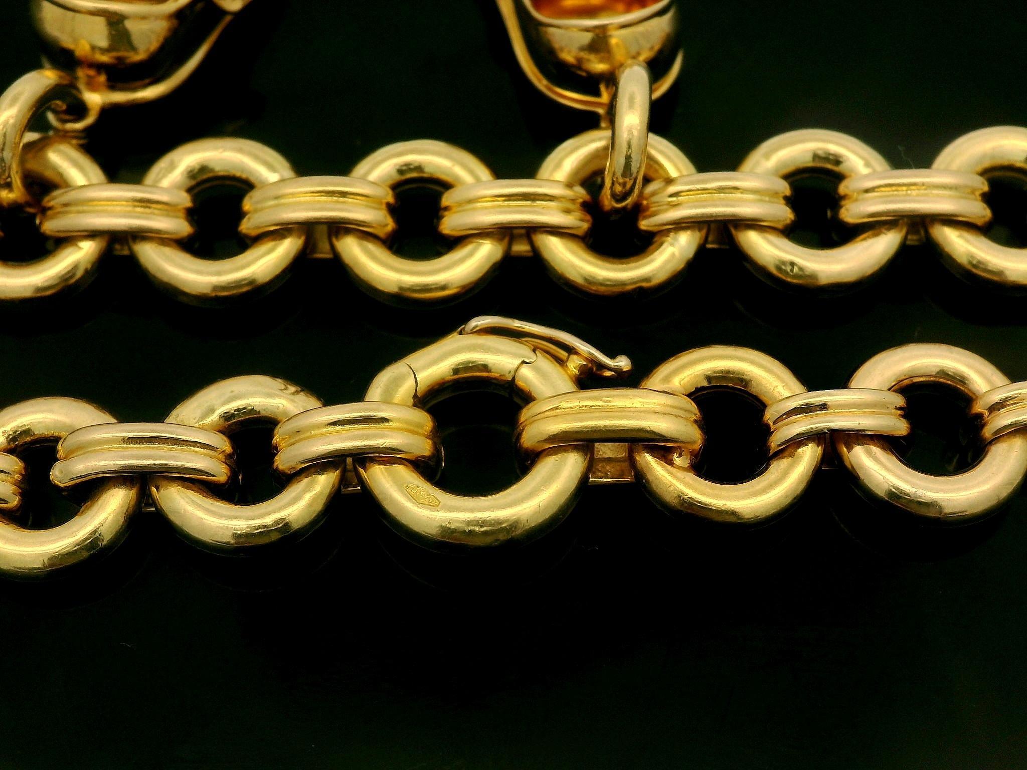 Taglio brillante Aaron Basha, bracciale in oro 18k con 3 charme di scarpe con diamanti e anelli rotondi aperti A Link in vendita