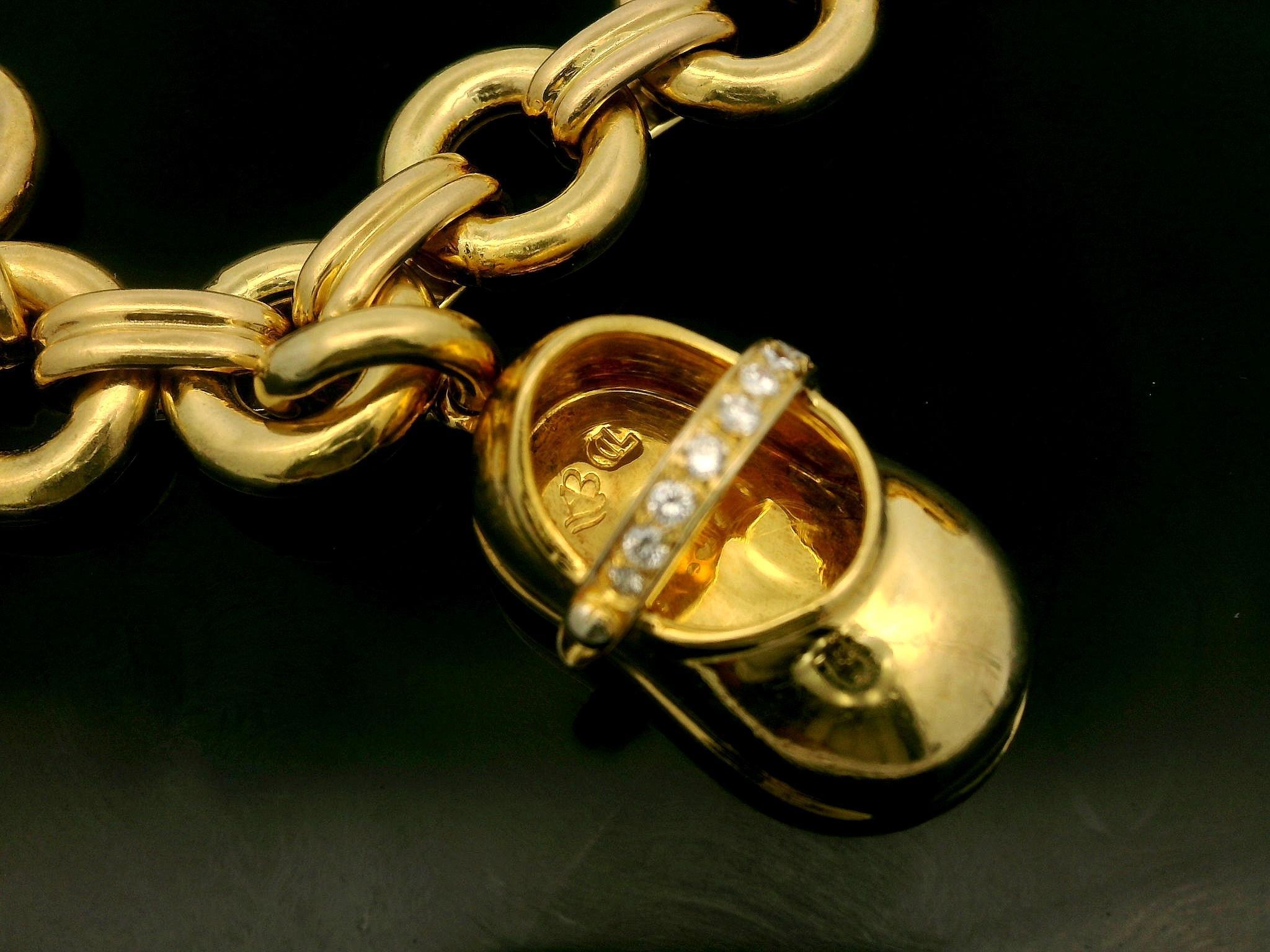 Aaron Basha, bracciale in oro 18k con 3 charme di scarpe con diamanti e anelli rotondi aperti A Link In condizioni ottime in vendita a Montclair, NJ