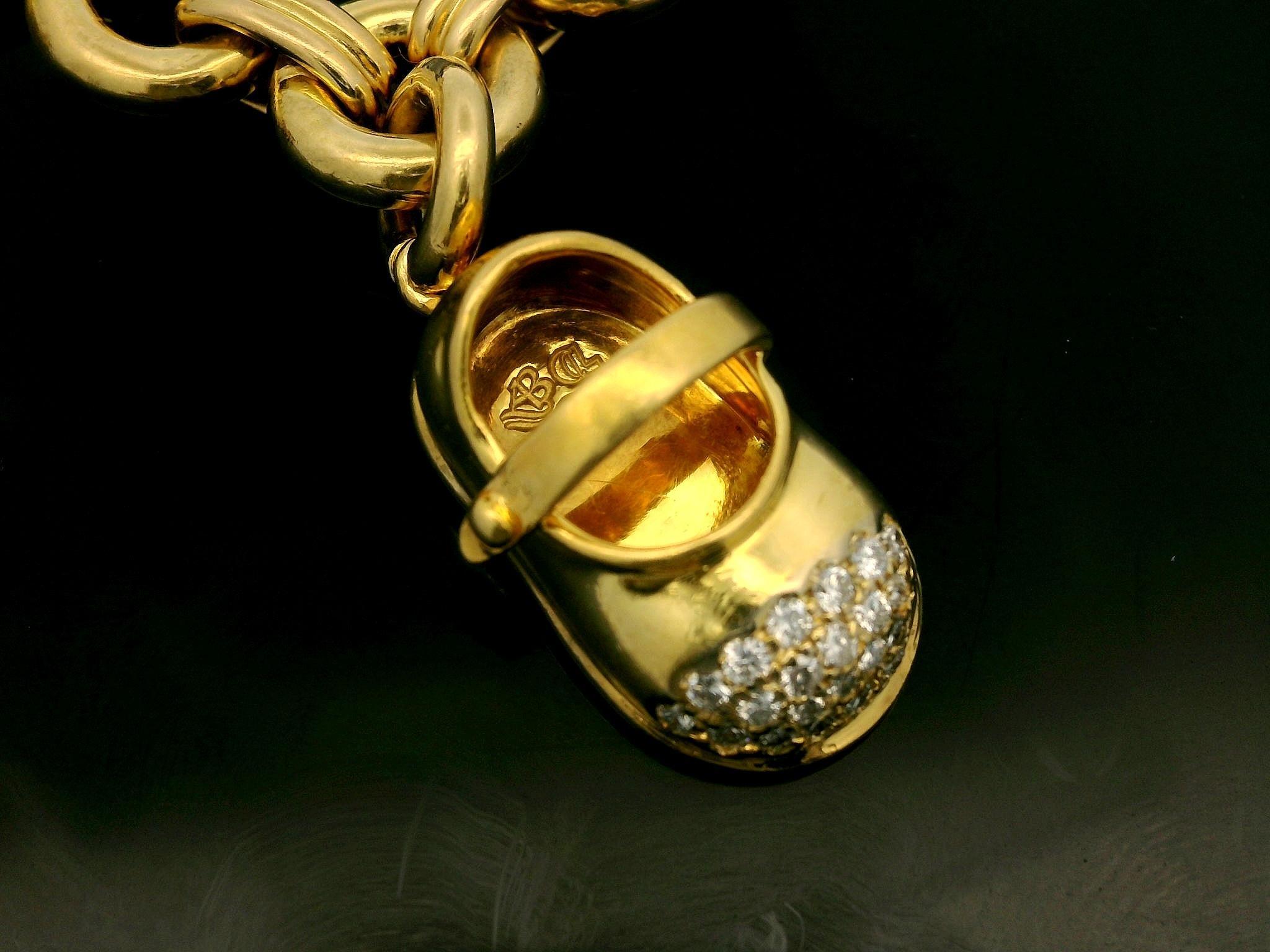 Aaron Basha, bracciale in oro 18k con 3 charme di scarpe con diamanti e anelli rotondi aperti A Link in vendita 1