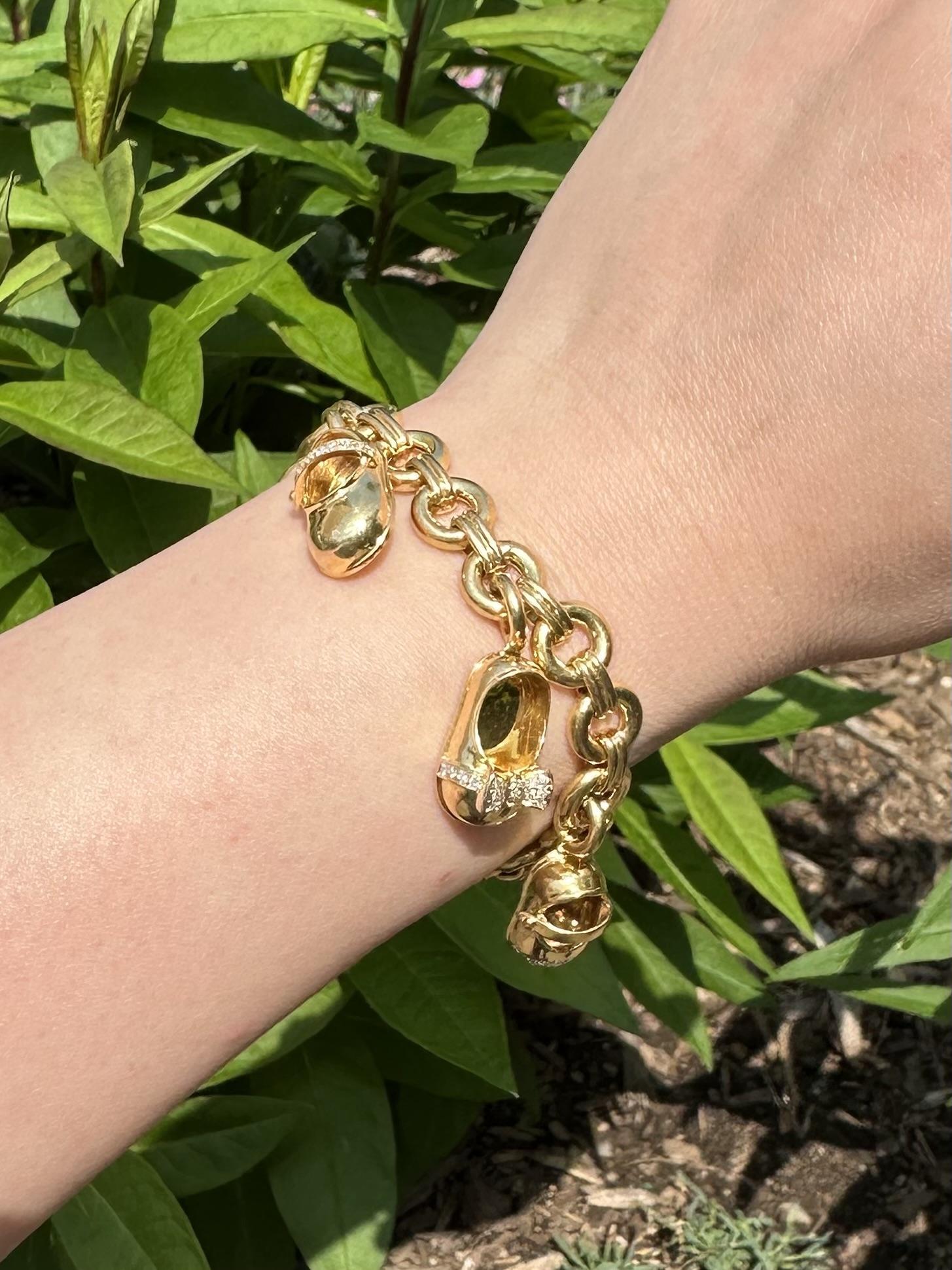 Aaron Basha, bracciale in oro 18k con 3 charme di scarpe con diamanti e anelli rotondi aperti A Link in vendita 2