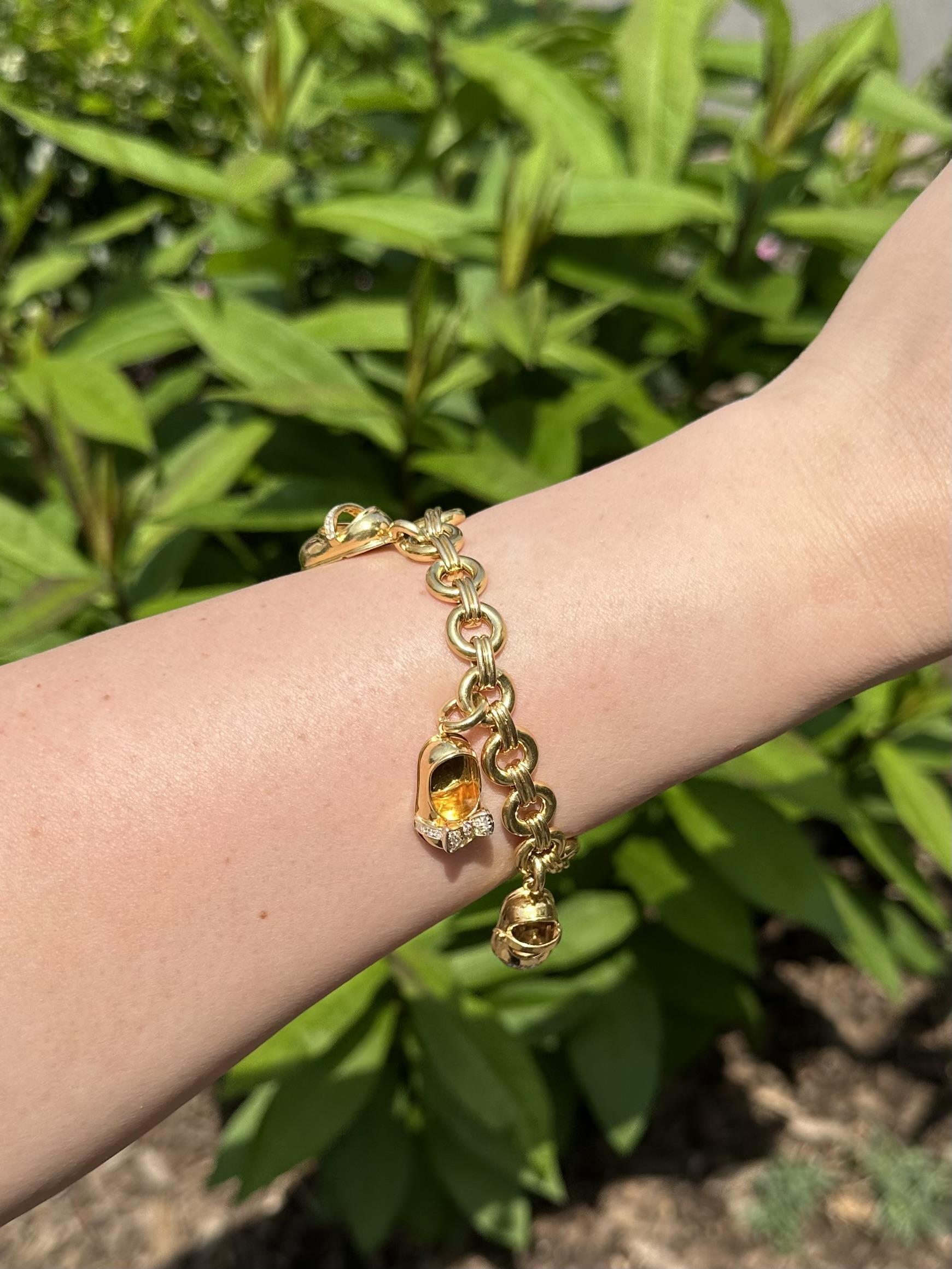 Aaron Basha, bracciale in oro 18k con 3 charme di scarpe con diamanti e anelli rotondi aperti A Link in vendita 3