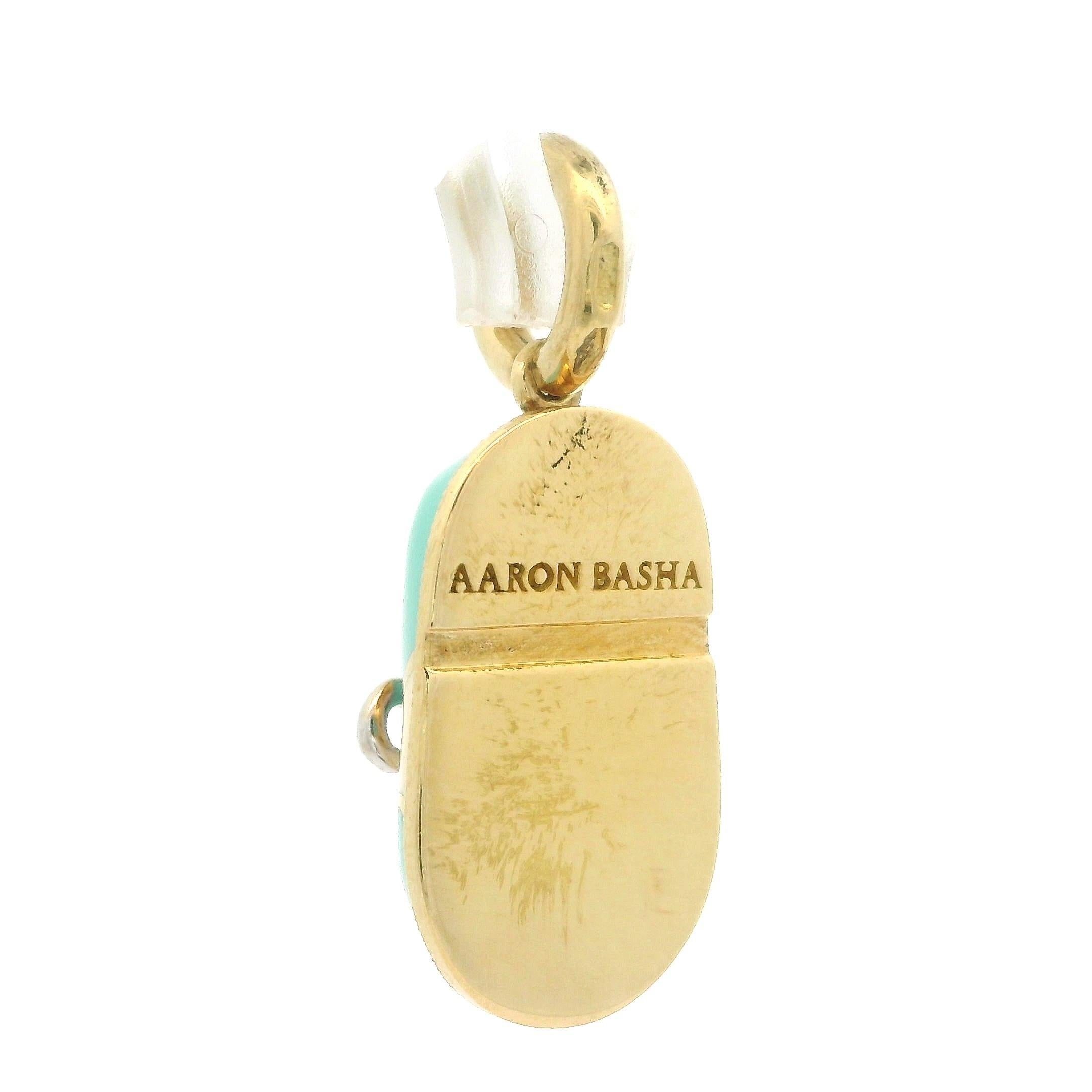 --Piedra(s):--
(1) Diamante auténtico natural - talla redonda brillante - engastado en bisel - color blanco

Material: Oro amarillo macizo de 18 quilates y detalles de oro blanco con turquesa y esmalte de color crema
Peso: 6.80 gramos
Anchura total:
