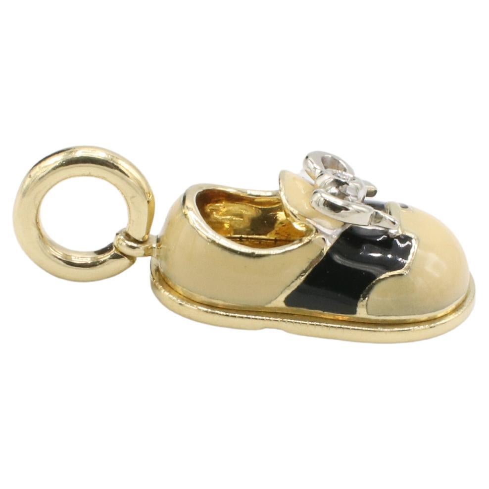 Aaron Basha, ciondolo in oro 18 carati con smalto bianco nero e diamanti per scarpe da bambino 
Metallo: oro giallo 18 carati
Peso: 7.59 grammi
Diamante: 0,01 carati G VS rotondo Nature
Dimensioni: 1,00 x 0,50 pollici
Apertura della balla: 5.5