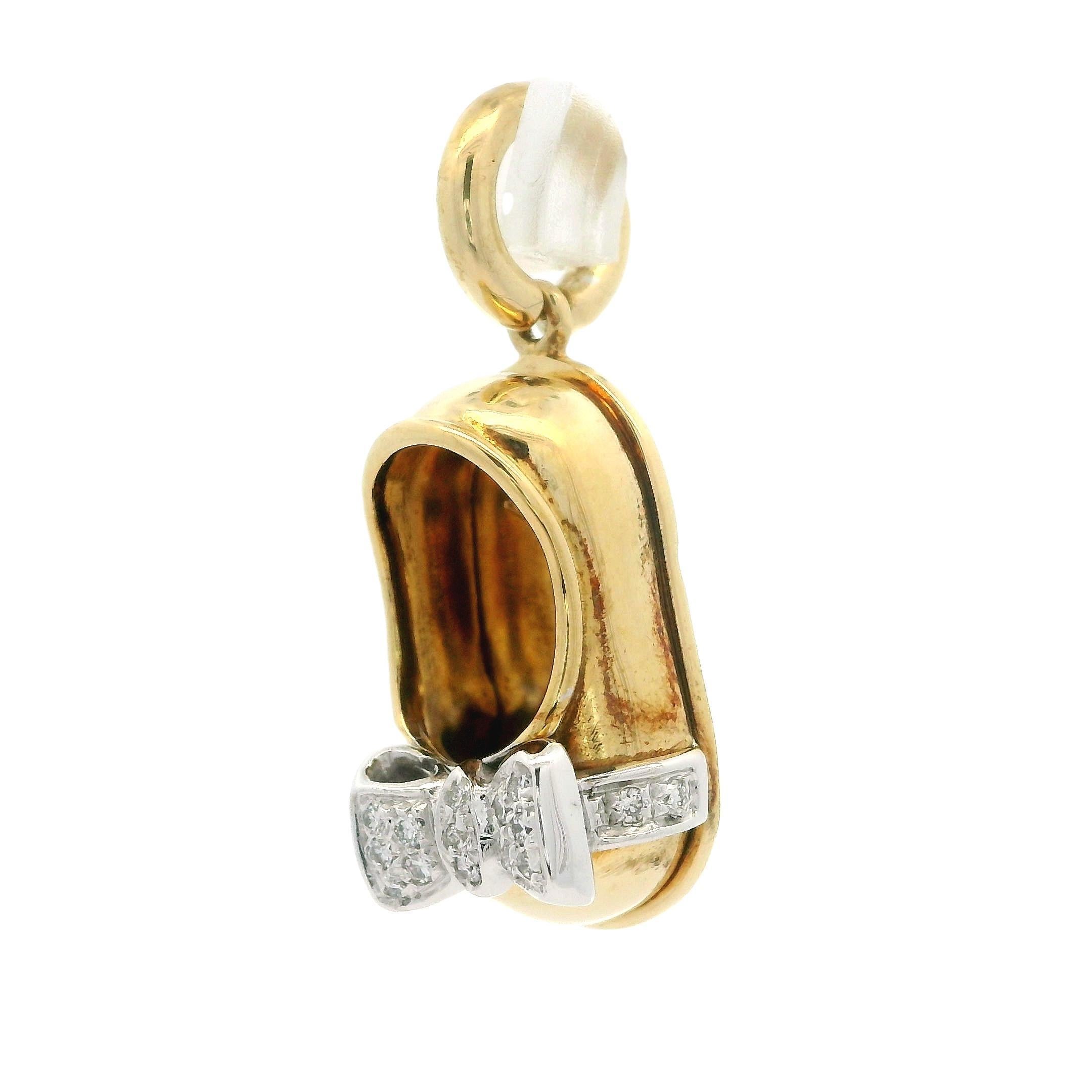 Donna Aaron Basha, oro 18k TT, diamante 0,11ctw, ciondolo a forma di fiocco per scarpe da bambino. in vendita