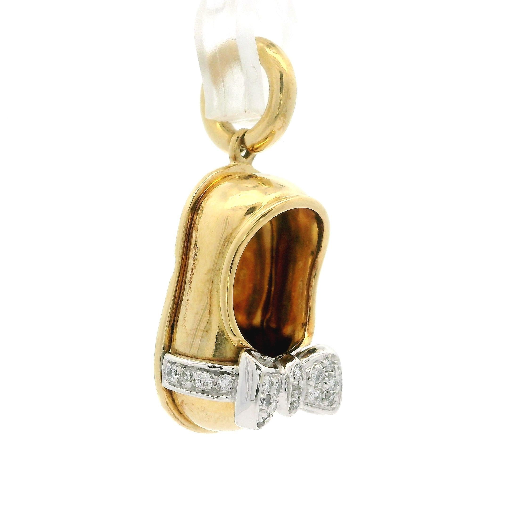 Aaron Basha, oro 18k TT, diamante 0,11ctw, ciondolo a forma di fiocco per scarpe da bambino. in vendita 2