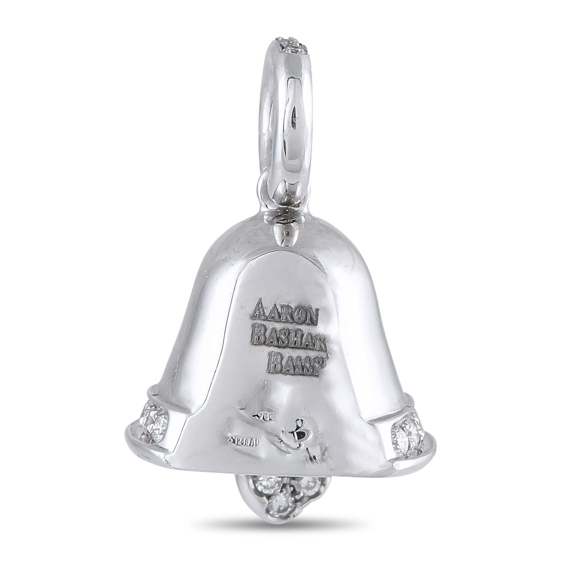 Ce pendentif en forme de cloche d'Aaron Basha ajoutera une touche de charme à tout bracelet ou collier. Agrémenté de diamants enchâssés totalisant 0,38 carat, l'adorable design sonne réellement grâce à la pièce centrale mobile. Il est fabriqué en or