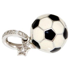 Ciondolo con pallone da calcio e diamanti in oro bianco 18 carati di Aaron Basha
