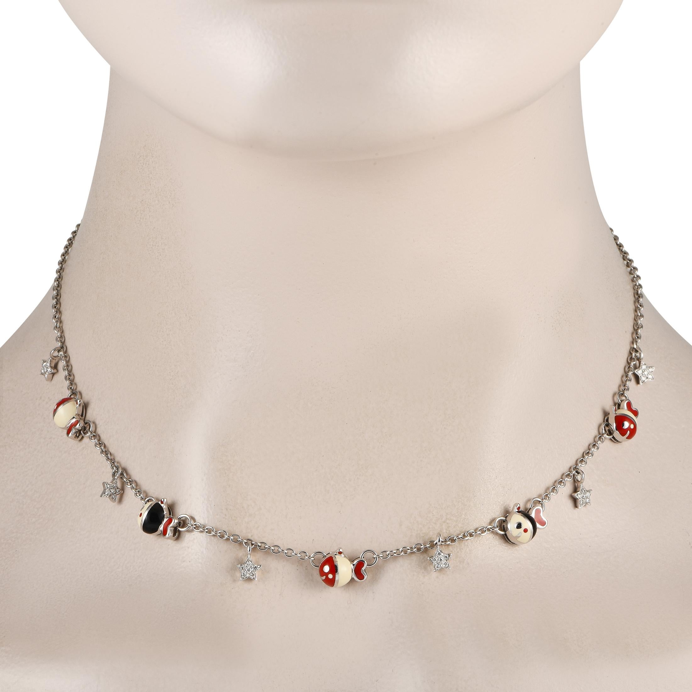 Questa collana di Aaron Basha è incredibilmente affascinante. In questo pezzo, i pesci colorati in smalto sono abbinati a ciondoli a forma di stella accentati da scintillanti diamanti incastonati. Realizzato in oro bianco 18 carati, misura 16 cm di