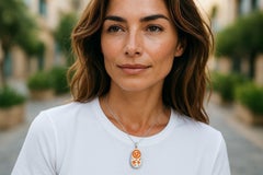 Aaron Basha, collana con ciondolo a forma di fiore con diamanti e smalto arancione in oro bianco 18 carati