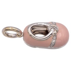 Aaron Basha – Schuh-Anhänger aus 18-karätigem Weißgold mit rosa Emaille und Diamanten