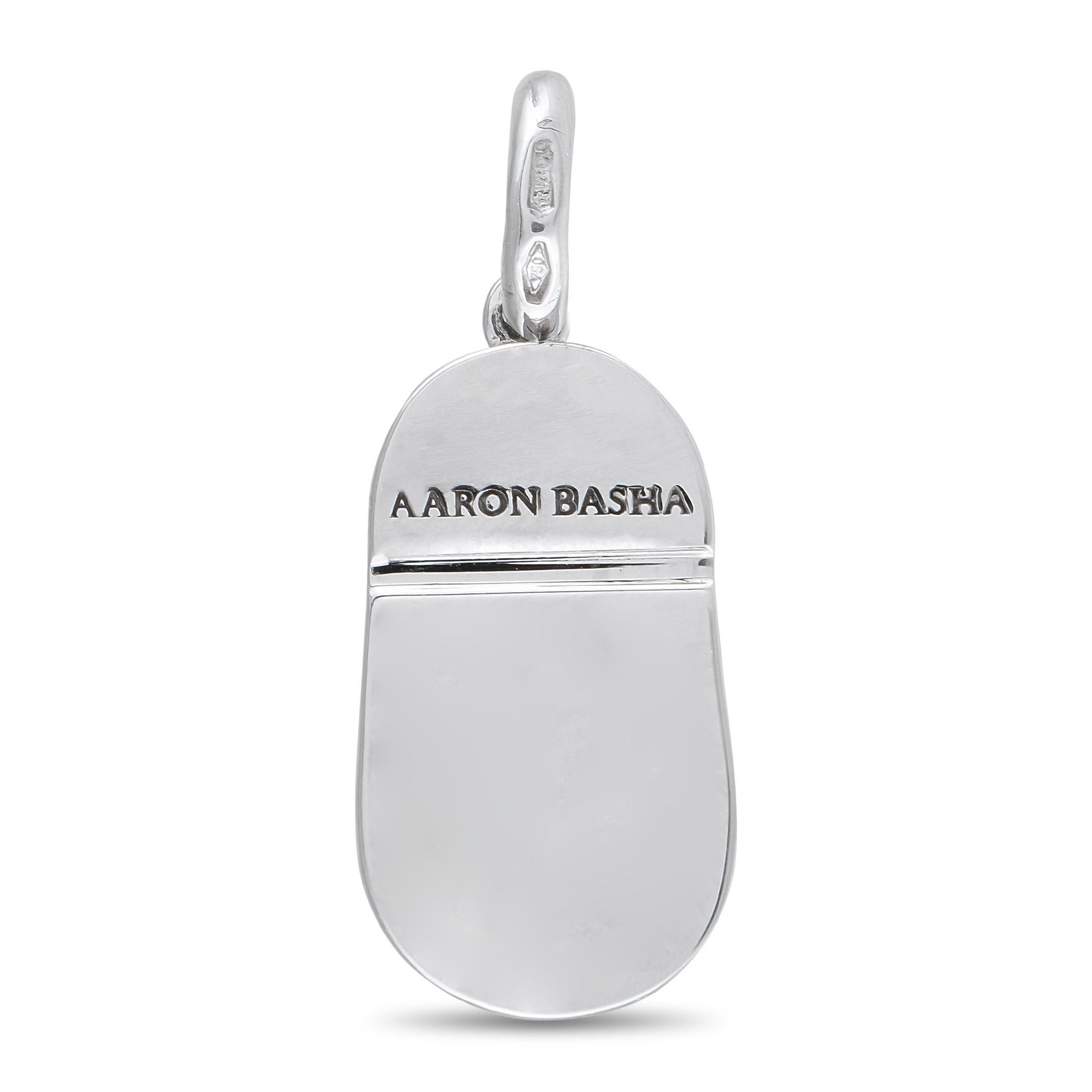 Il design bicolore rende questo charm di Aaron Basha Saddle Shoe incredibilmente dolce. I brillanti accenti d'oro contrastano con la base in oro bianco 18 carati, mentre una singola gemma scintillante al centro fornisce il perfetto tocco finale.