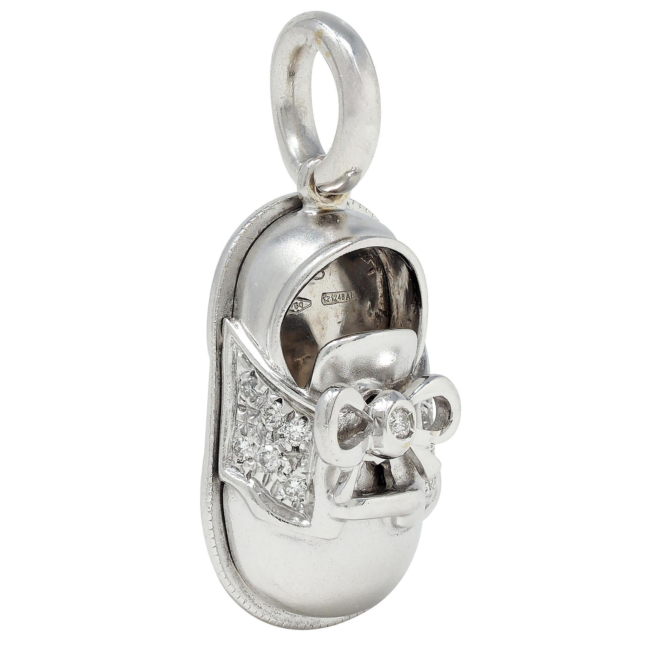 Entworfen in Form eines stilisierten Babyschuhs, pavé- und lünettenbesetzt mit Diamanten
Mit einem Gesamtgewicht von etwa 0.16 Karat - augenrein und glänzend
Akzentuiert durch hochglanzpolierte Oberfläche
Aufhängung an einem Ballen mit