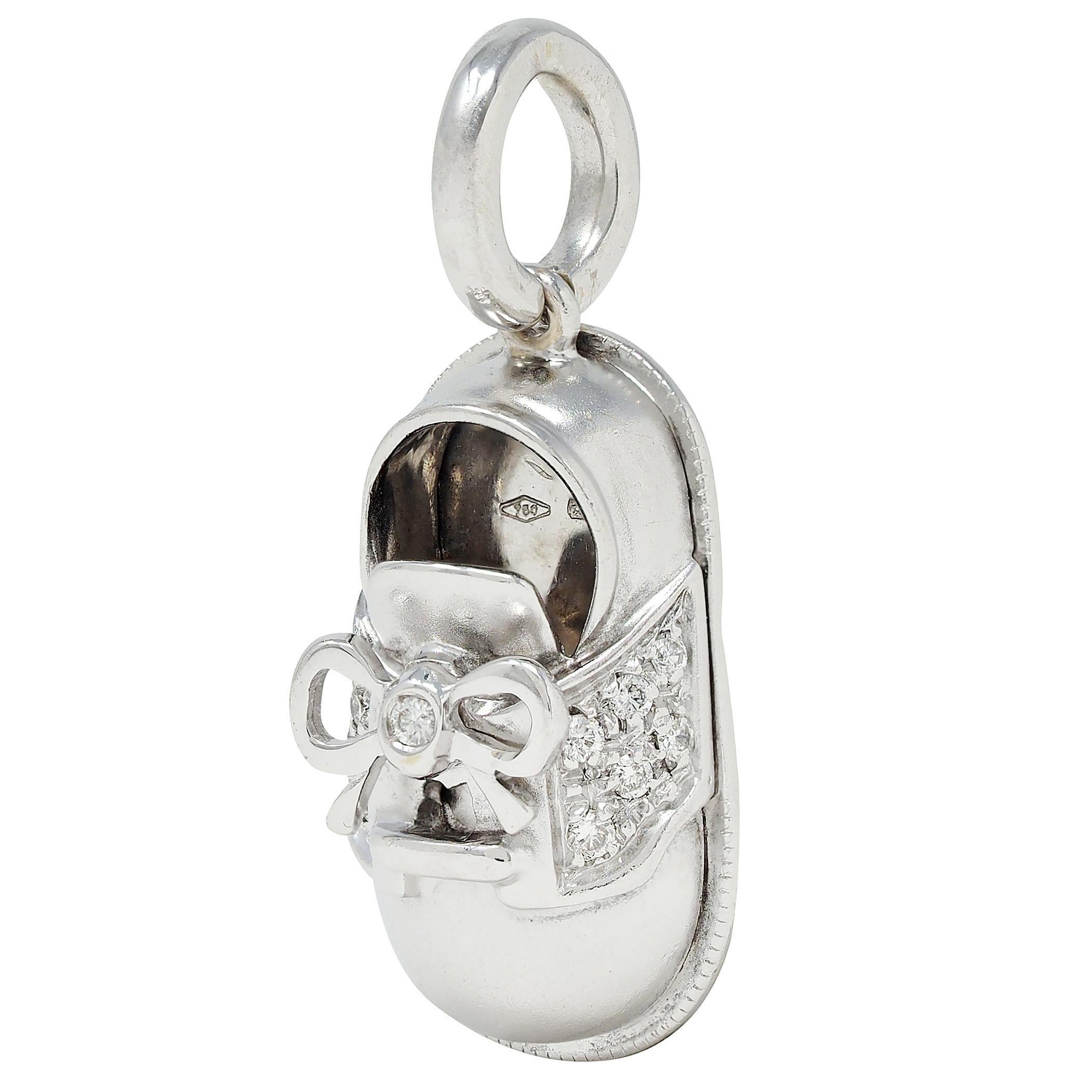 Aaron Basha Contemporary Diamond 18 Karat Weißgold Baby Schuh Charm (Rundschliff) im Angebot