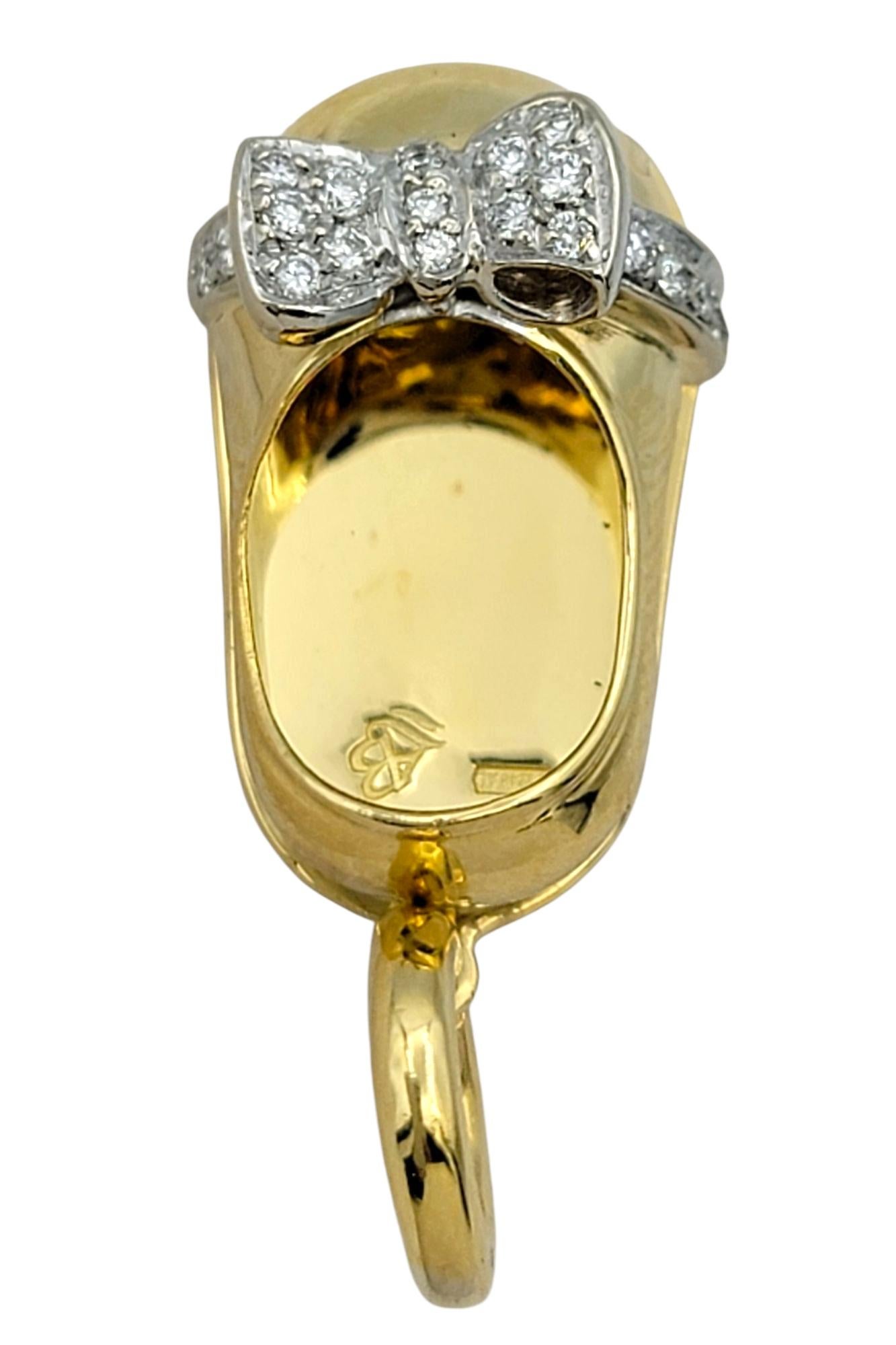 Célébrez la fantaisie et les sentiments avec cette breloque authentique de chaussure de ballet d'Aaron Basha. Réalisée en or jaune 18 carats, la breloque présente un sabot en or poli avec un nœud rehaussé de diamants sur le bout du pied. Dix-neuf