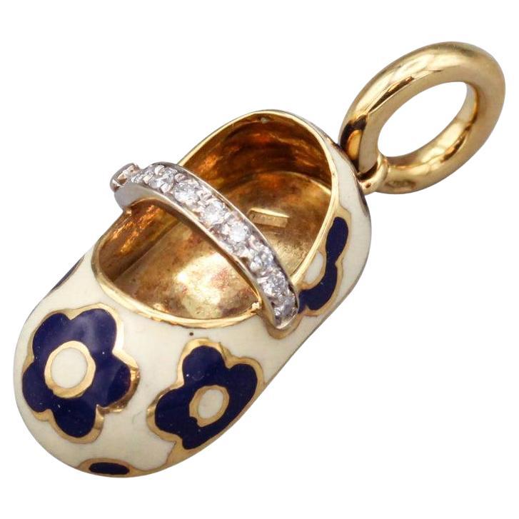 Aaron Basha, or 18 carats, émail et diamants  Pendentif en forme de breloque de chaussure pour bébé fille avec motif de fleur