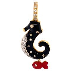 Aaron Basha Pendentif breloque cheval de mer en or jaune 18 carats, émaillé et diamants