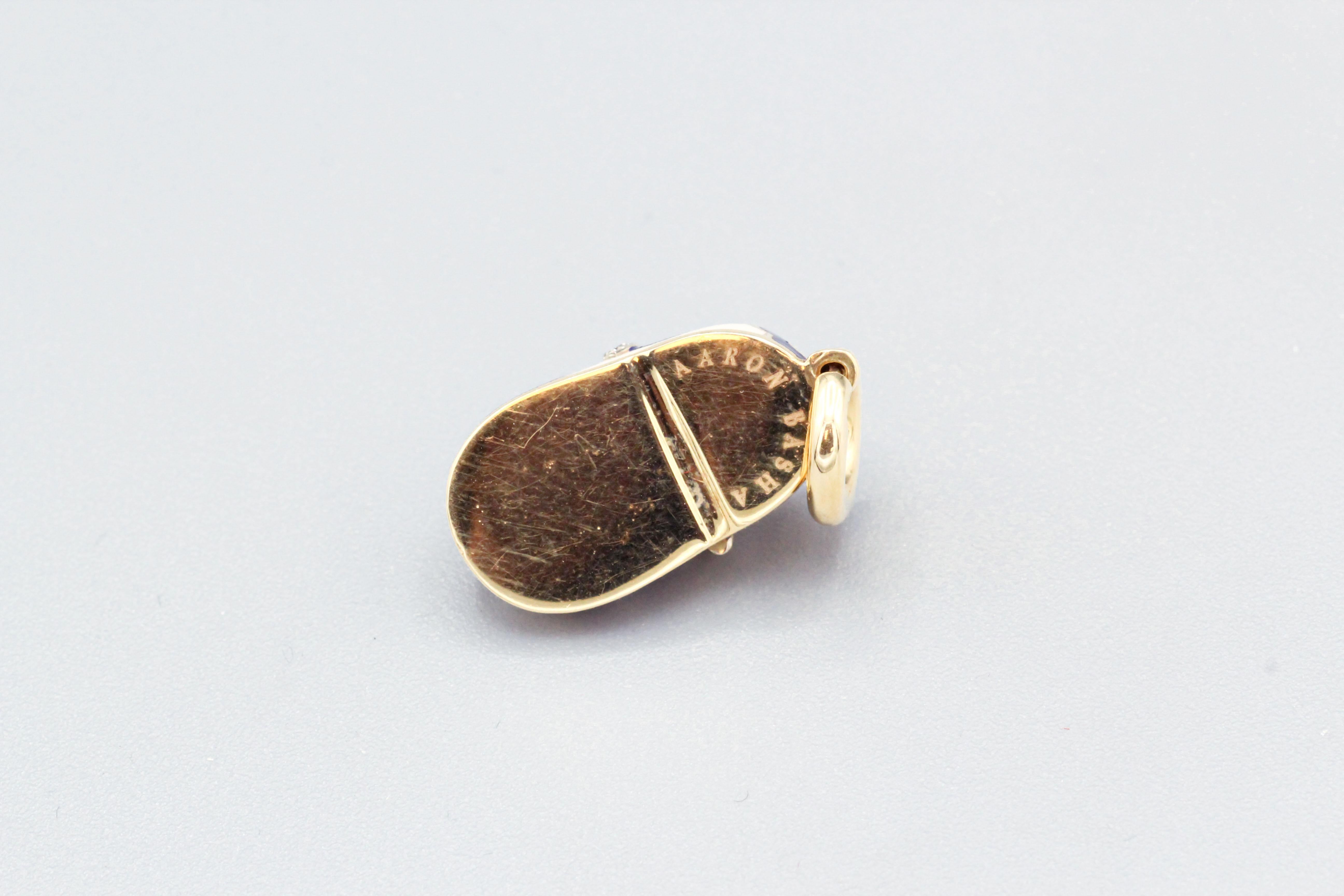 Aaron Basha Diamant-Baby-Schuh-Anhänger aus 18 Karat Gold mit indigoblauer Blumen- und Emaille (Rundschliff)