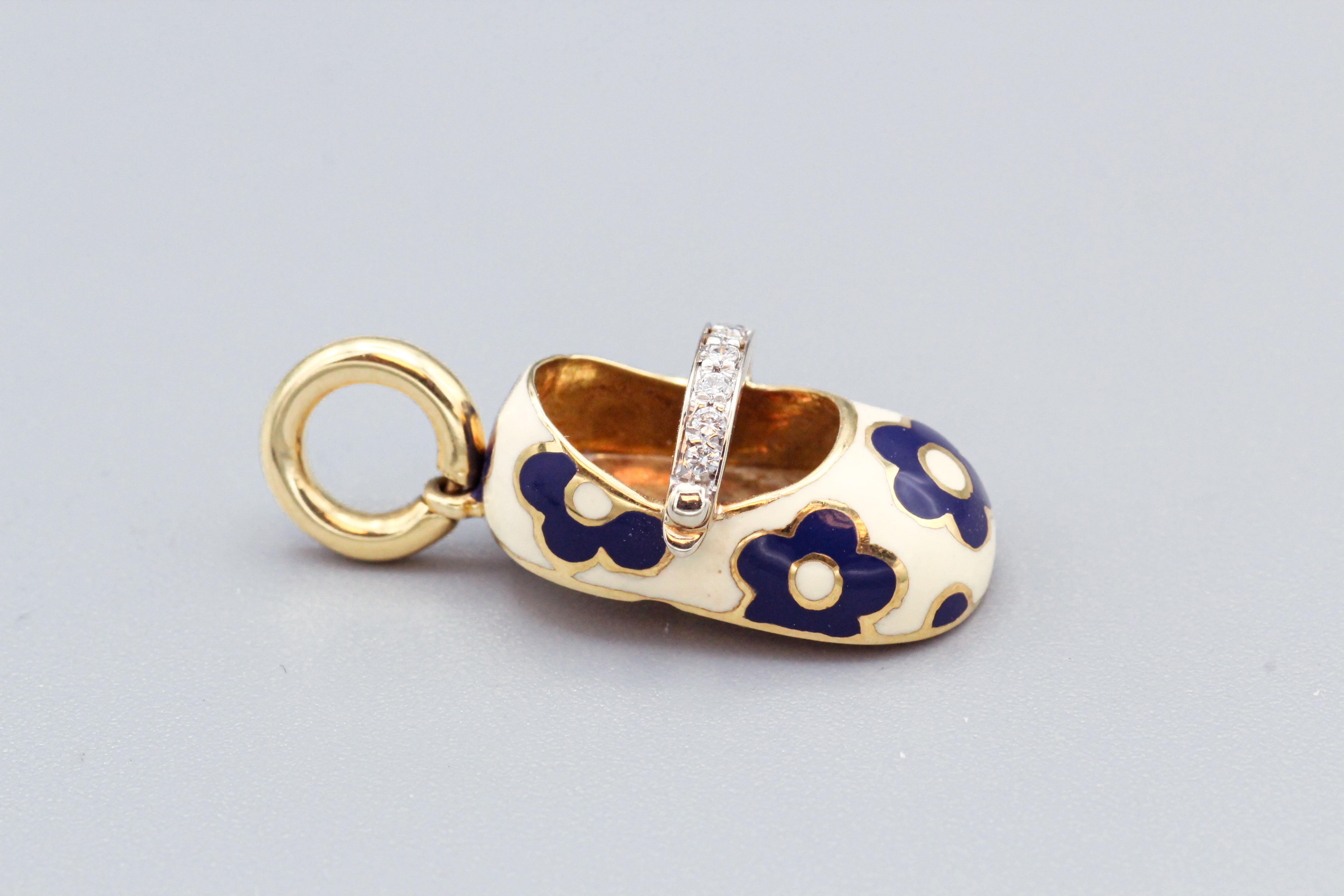 Aaron Basha Diamant-Baby-Schuh-Anhänger aus 18 Karat Gold mit indigoblauer Blumen- und Emaille 1