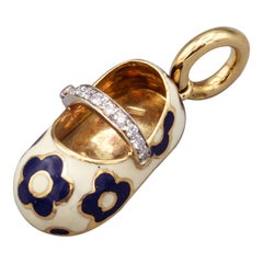 Aaron Basha Diamant-Baby-Schuh-Anhänger aus 18 Karat Gold mit indigoblauer Blumen- und Emaille