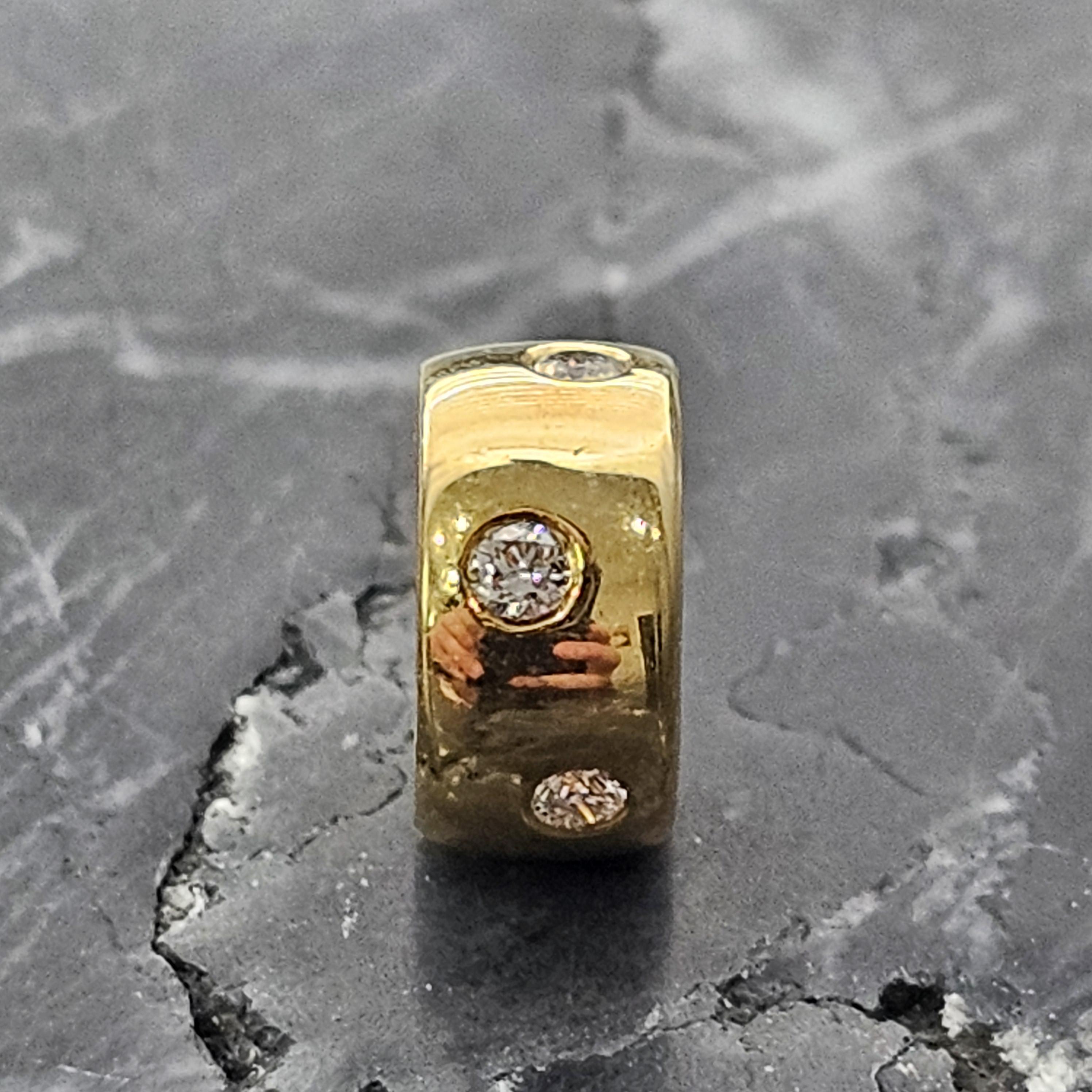 Eleva tu colección con este impresionante amuleto de Aaron Basha. Elaborada en oro amarillo de 18 quilates, esta pieza luce brillantes diamantes blancos engastados en su superficie lisa y pulida. Perfecto para adornar cualquier pulsera o collar,