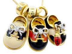Aaron Basha Collana con Charm "Baby Shoe" in smalto e diamanti in oro giallo 18 carati