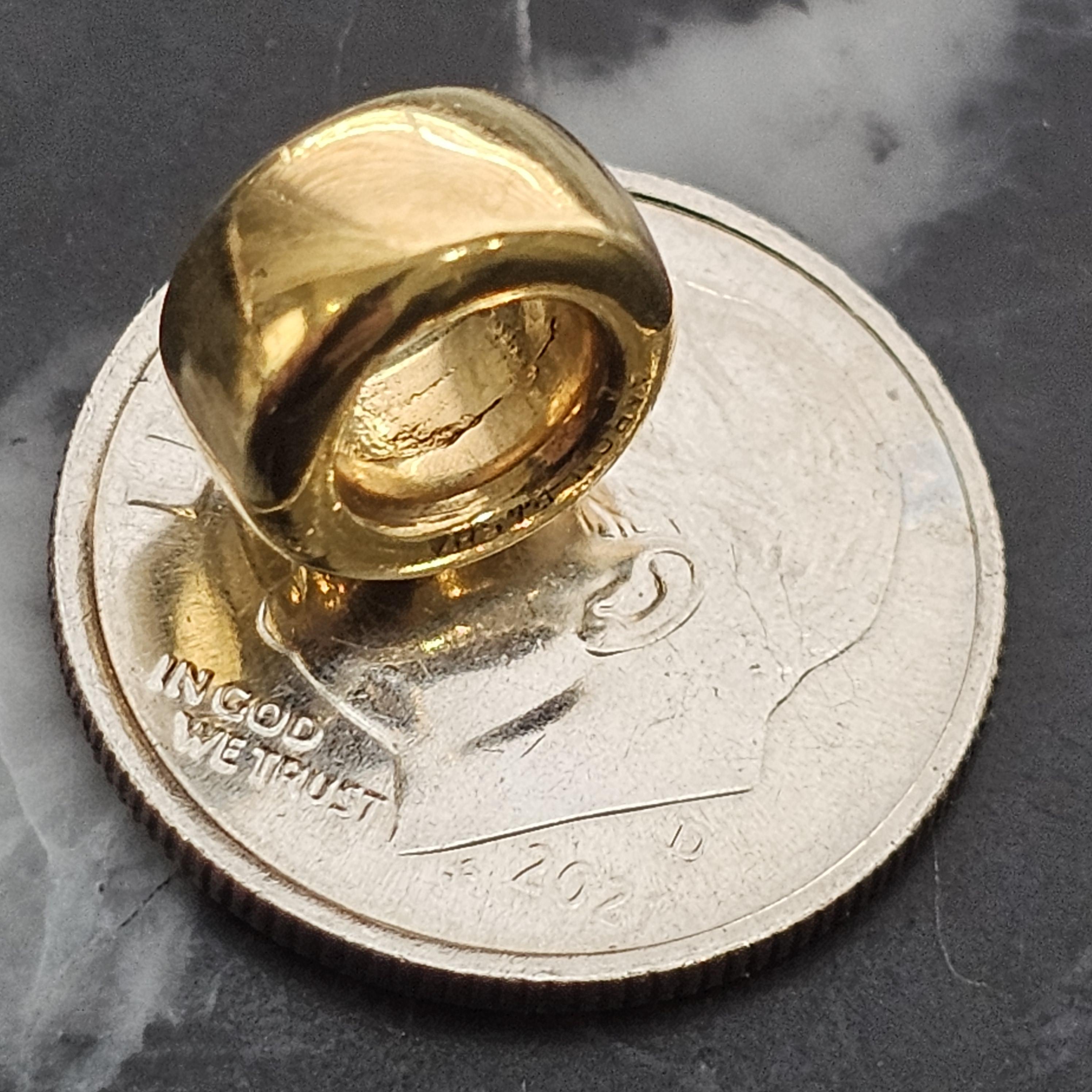 Cette �élégante breloque d'Aaron Basha est une pièce raffinée pour toute collection de bijoux. Fabriqué en or jaune 18 carats, il présente une surface lisse et polie ainsi qu'une forme substantielle et arrondie.

Plus d'informations :
Métal : Or