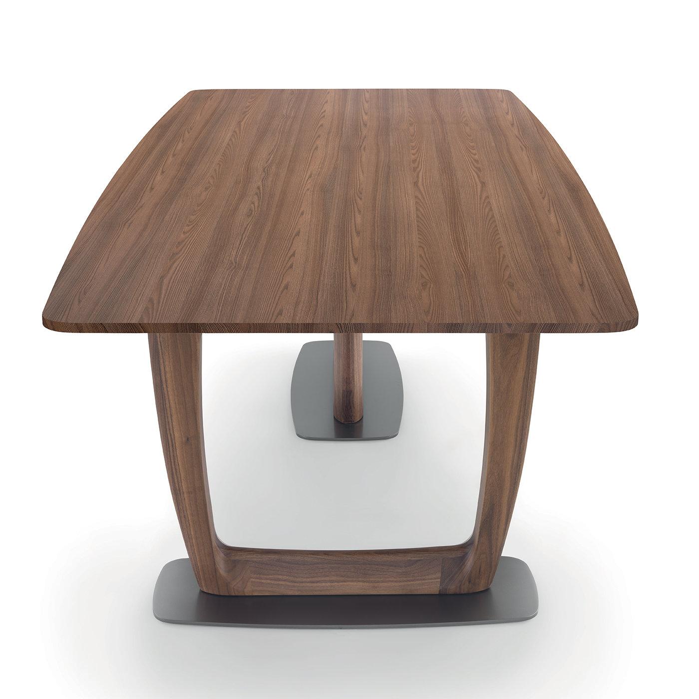 Une table élégante créée par Stefano Bigi, parfaite pour la salle à manger. La table est disponible en différentes finitions ; le client peut choisir entre un plateau en verre trempé ou opter pour du bois massif.