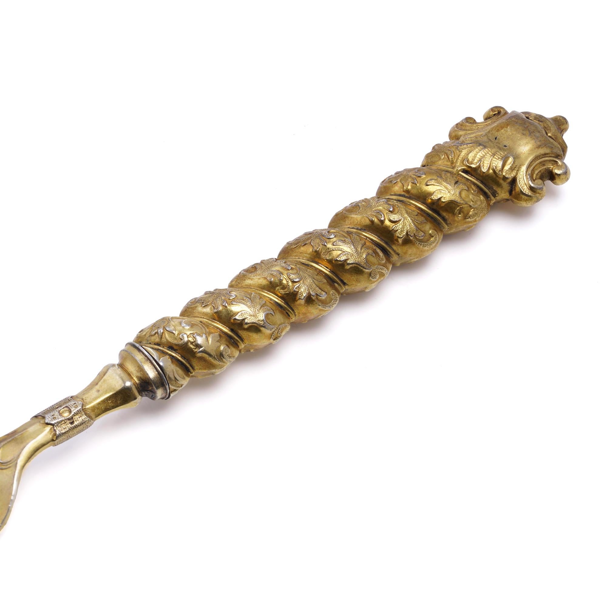 Set di posate d'argento e dorate Aaron Hatfield & Sons. 

Questo elegante set di posate in argento dorato è stato realizzato nel 1851 dal rinomato produttore Aaron Hatfield & Sons di Sheffield. Il set è caratterizzato da intricati manici ritorti con