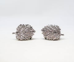 Aaron Henry Boucles d'oreilles en or blanc 18 carats avec feuille d'érable percées de diamants