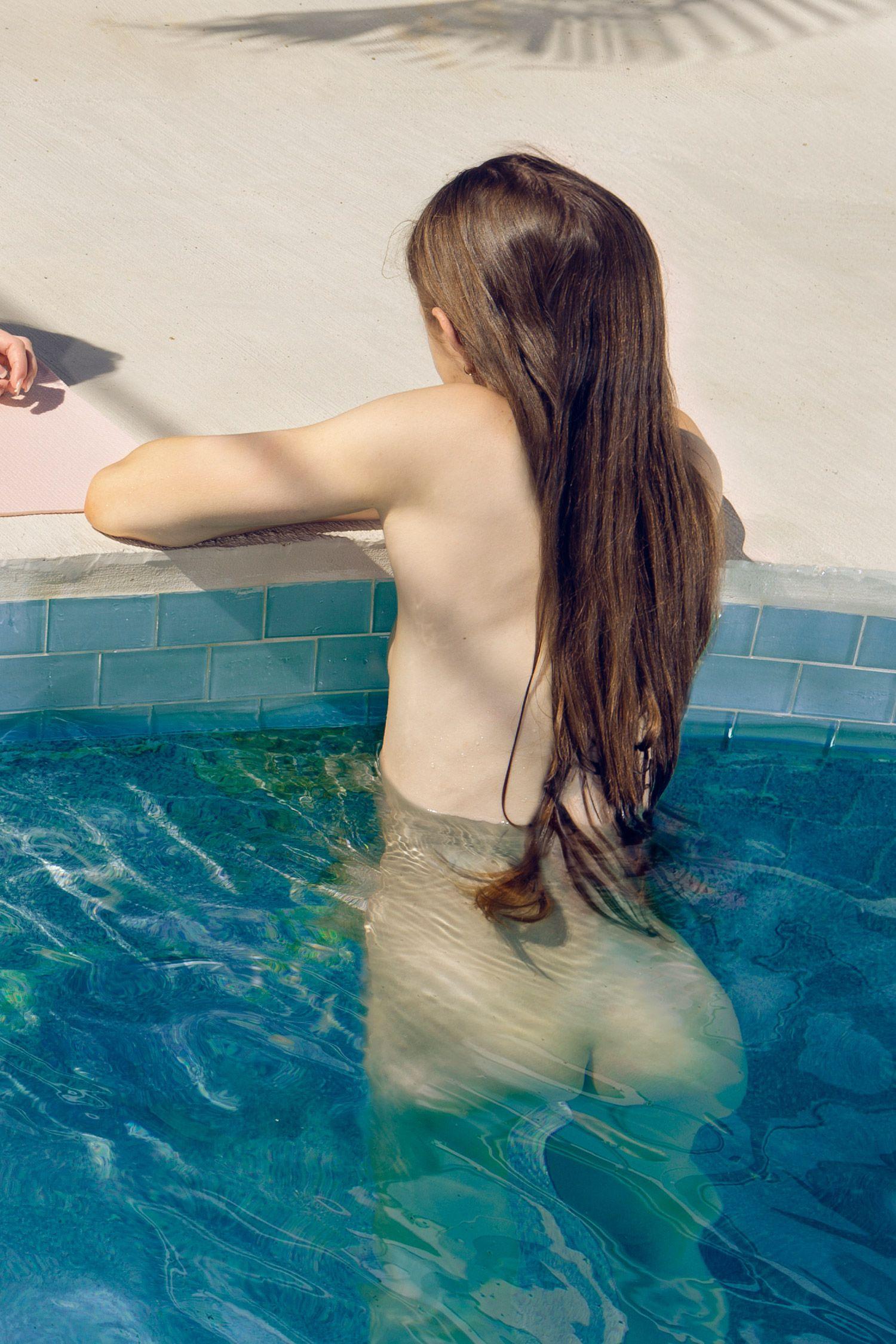 Astrid Laughs, Fotografie, Archivtinte Jet mit Archivtinte (Sonstige Kunststile), Photograph, von Aaron Knight