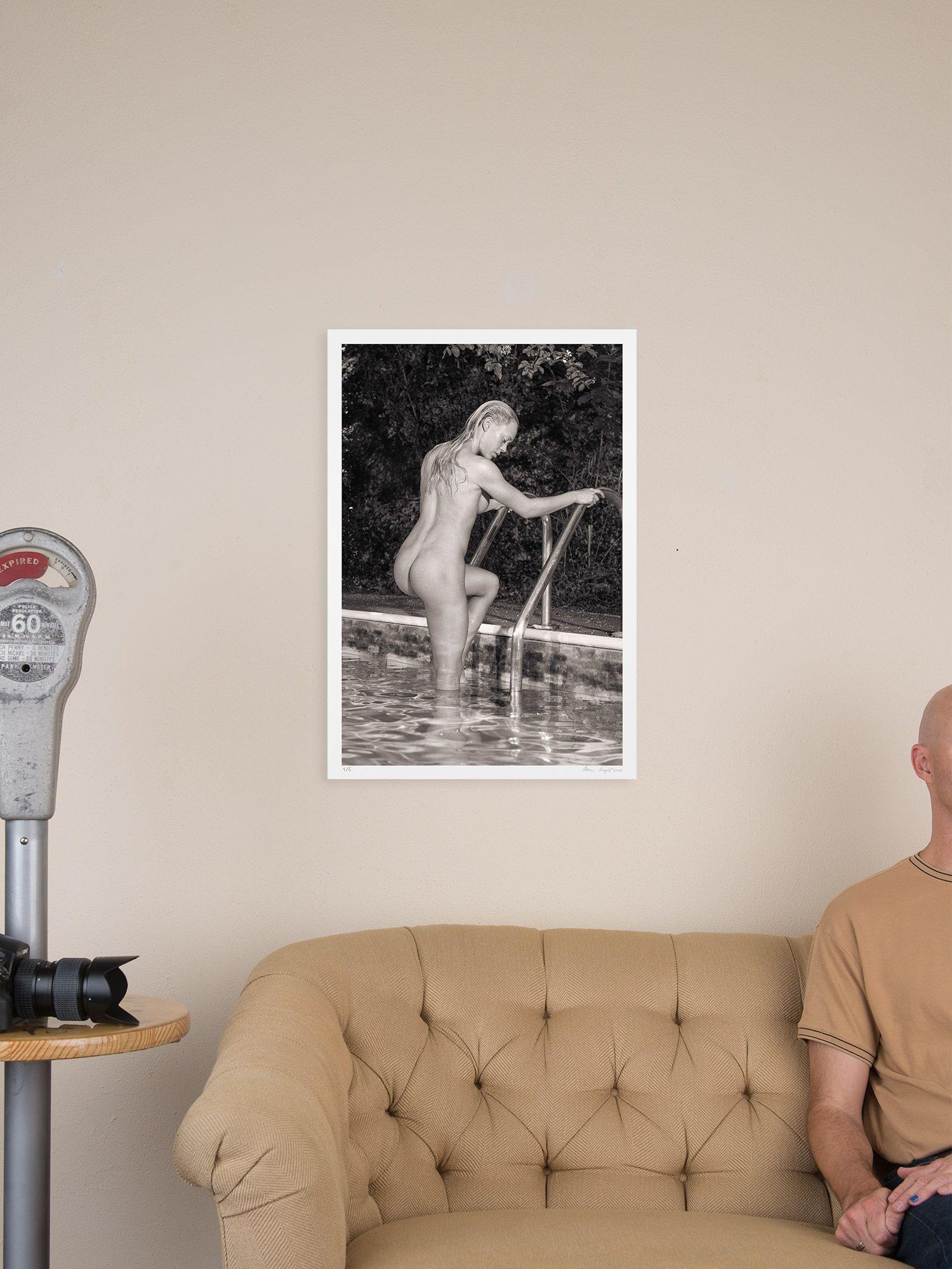 Becca steigt aus Nikkis POOL aus, Fotografie, Archiv-Tintenstrahl (Sonstige Kunststile), Photograph, von Aaron Knight