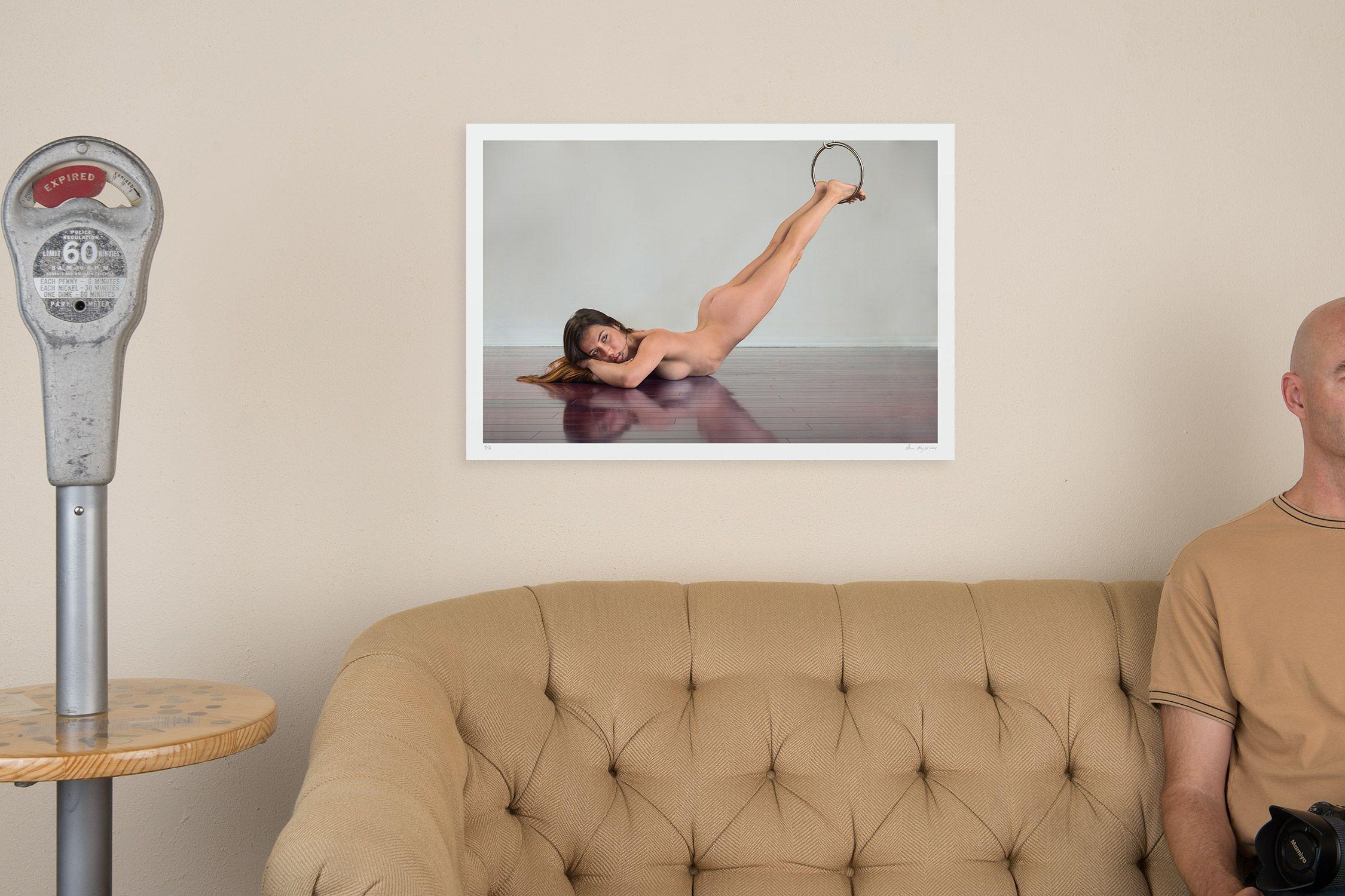 Aaron Knight es un artista visual estadounidense que crea fotografías en una celebración sin complejos del desnudo femenino. Su estilo sensual y pictórico combina una estética poco ortodoxa con elementos teatrales, para obtener resultados que no