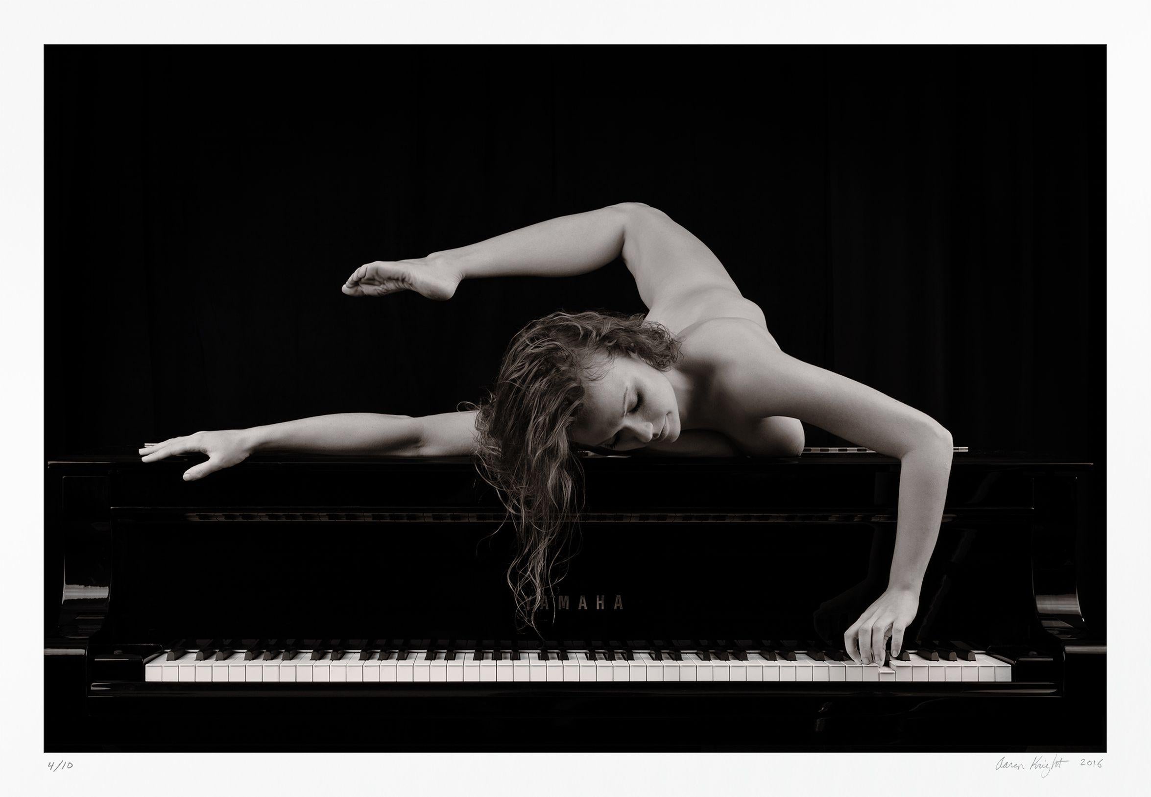 Aaron Knight Black and White Photograph – Pianofortenudo 2/10, Fotografie, Archivtinte Jet mit Klavier