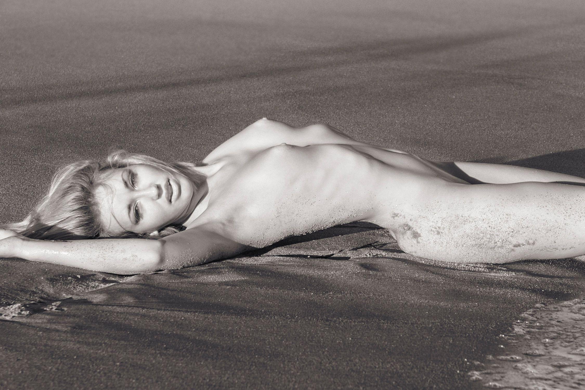 Pugnale d'argento, fotografia, getto d'inchiostro d'archivio - Photograph di Aaron Knight