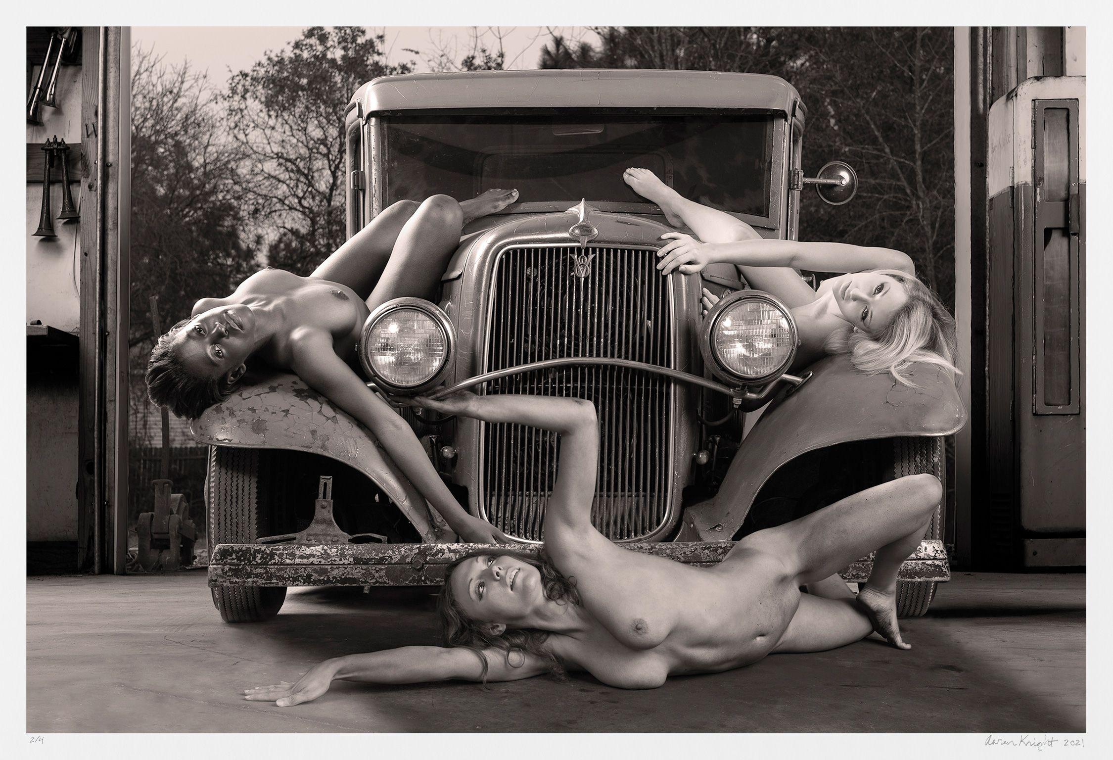 Black and White Photograph Aaron Knight - Trois sur Ford V8, photographie, jet d'encre d'archives