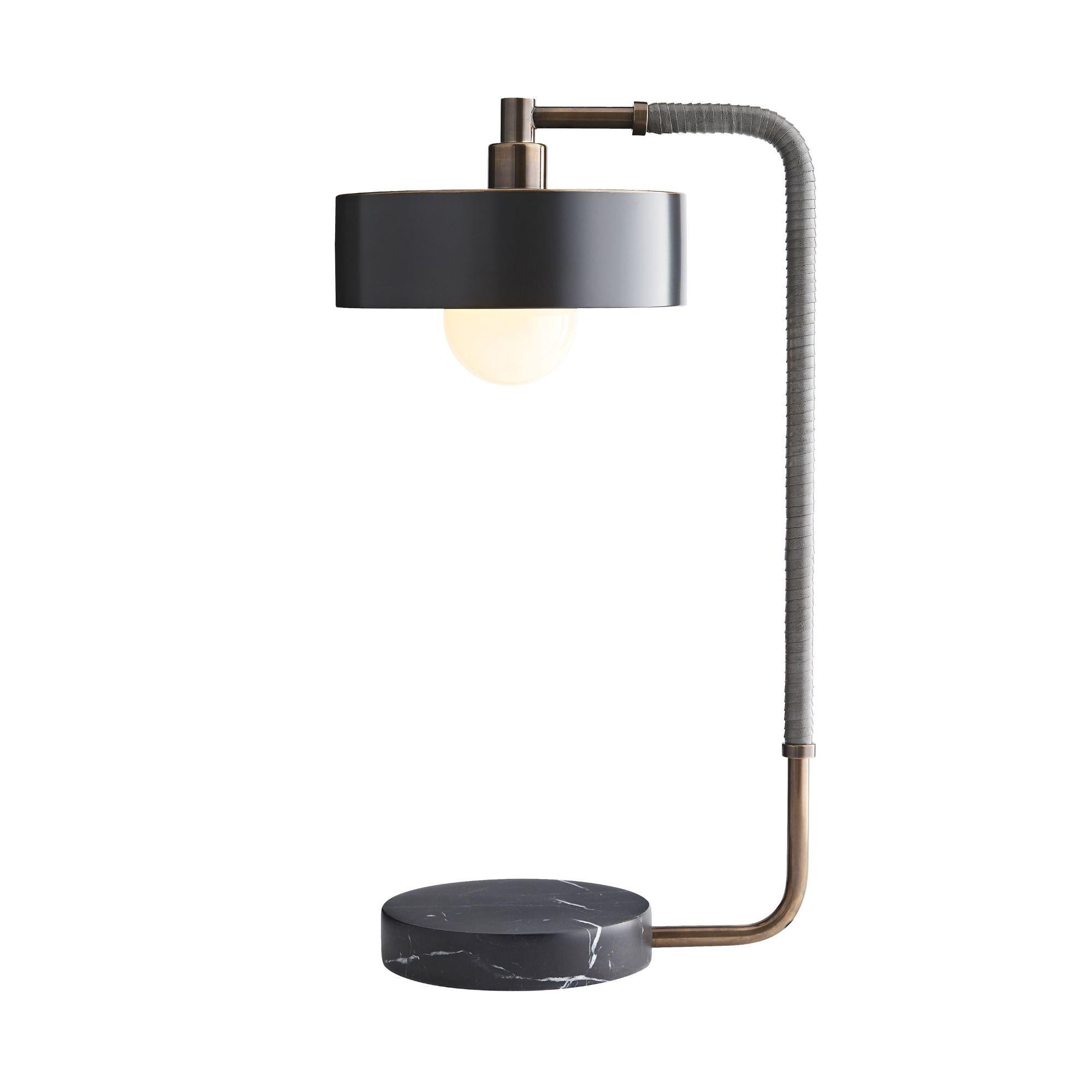 Chinois Lampe Aaron 49248-130 - Laiton héritage, cuir graphite, marbre noir en vente