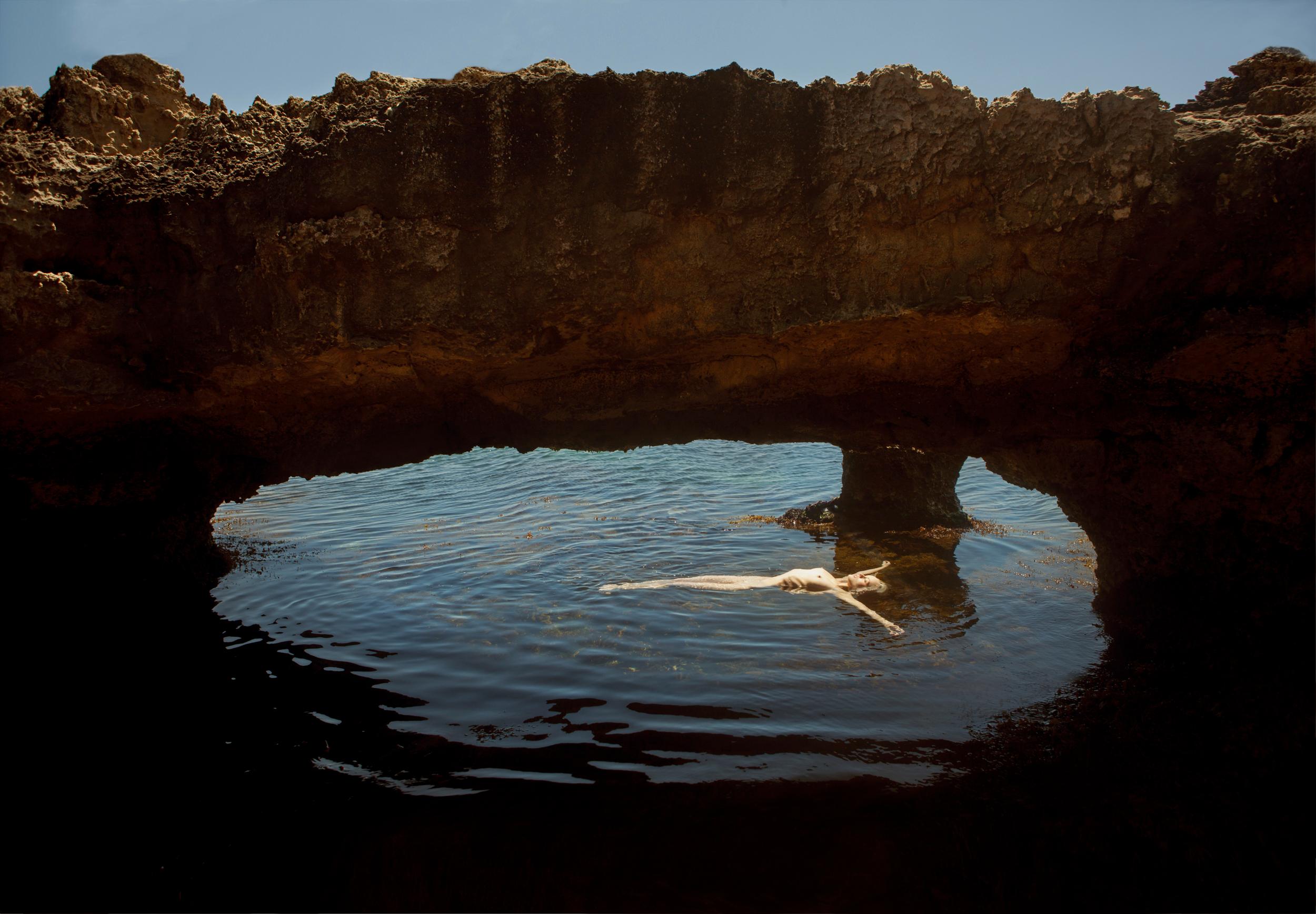 Nude Photograph Aaron McPolin - "Avernus" Photographie de nu 24" x 32" dans Ed. 1/7 par Aaron Mcpolin