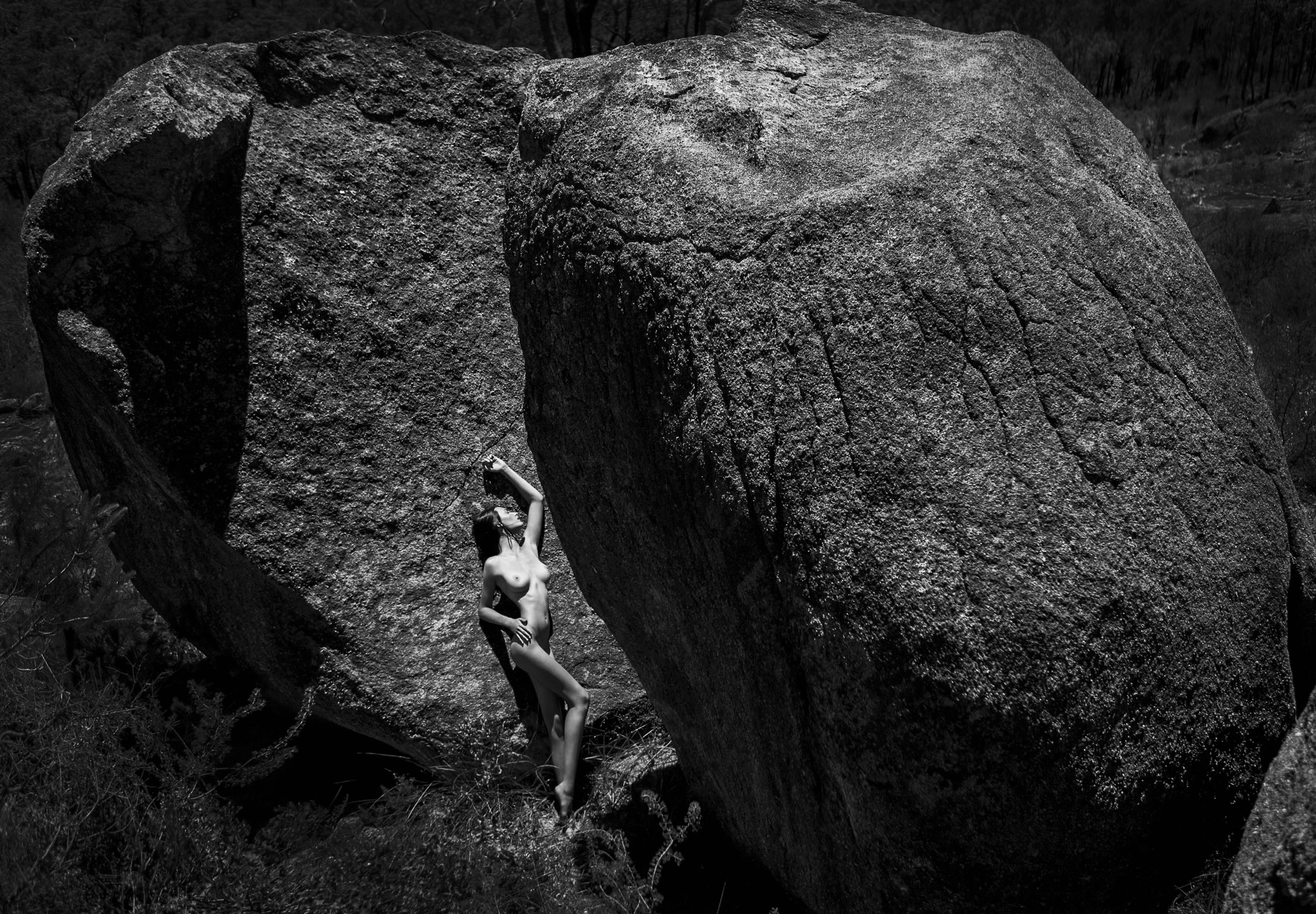 "Between You" Photographie en noir et blanc 24" x 36" in Ed. 1/7 par Aaron Mcpolin