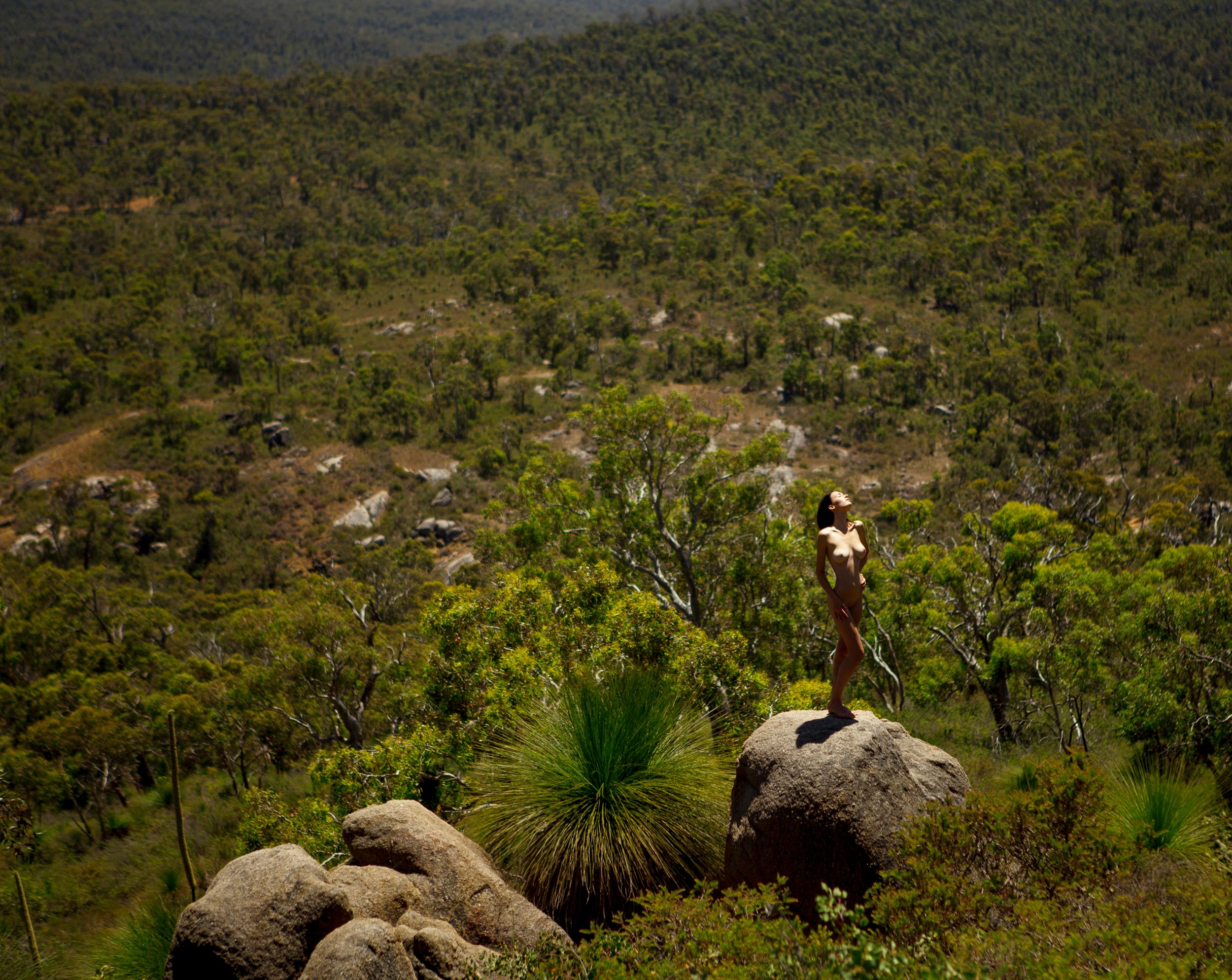 Landscape Photograph di Aaron McPolin - "Echo" Fotografia di nudo paesaggistico 24" x 32" in Ed. 1/7 di Aaron Mcpolin
