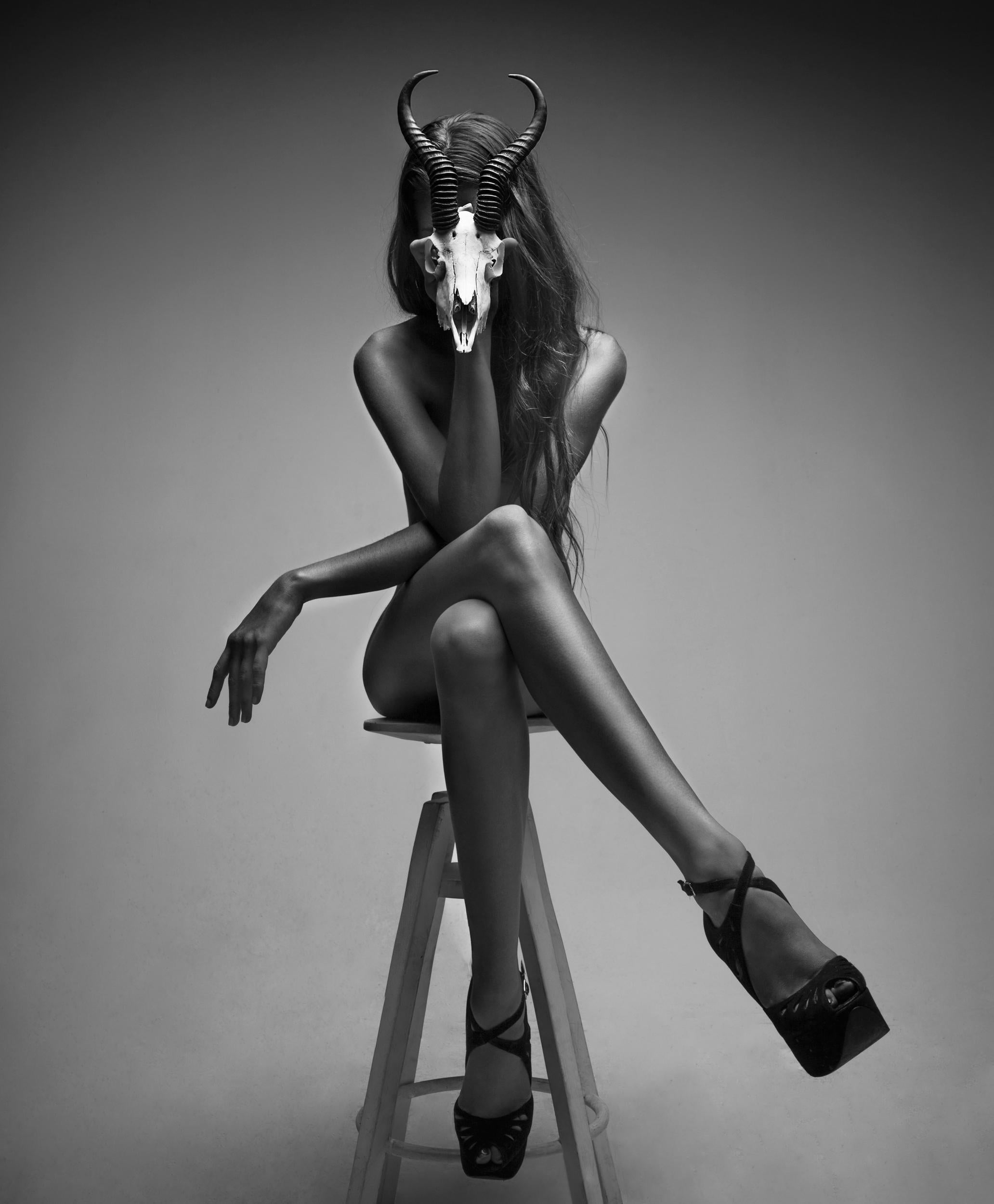 Black and White Photograph di Aaron McPolin - "Featherstep II" Fotografia di nudo 30" x 24" pollici Edizione 1/7 di Aaron Mcpolin