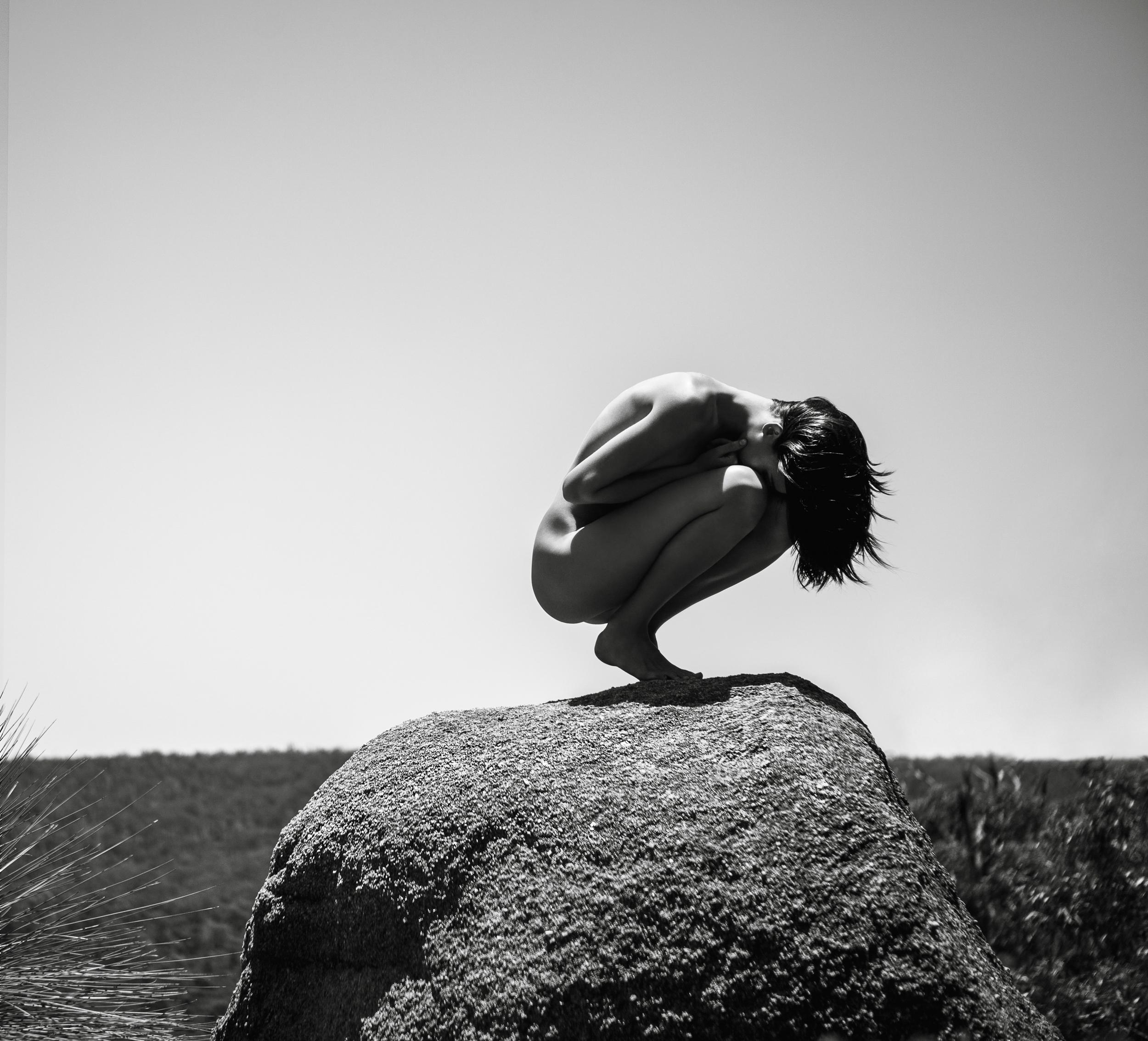 Nude Photograph Aaron McPolin - "Grounding" Photographie de nu 24" x 24" dans Ed. 1/5 par Aaron Mcpolin