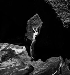 "Metamorph" Akt Schwarz-Weiß-Fotografie 24" x 36" in Ed. 1/7 von Aaron Mcpolin