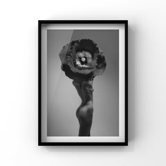 "Radiance III" Fotografia figurativa di nudo, 20 x 16 in, ed. 1/15 di Aaron Mcpolin