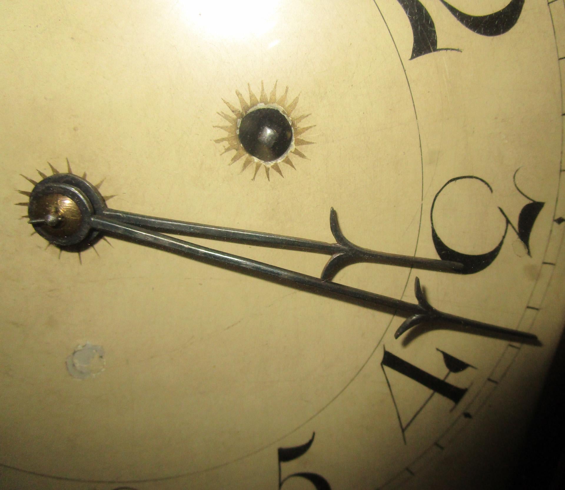 Horloge d'étagère fédérale de Boston avec fronton arqué et incrusté/boîtier en acajou en vente 12