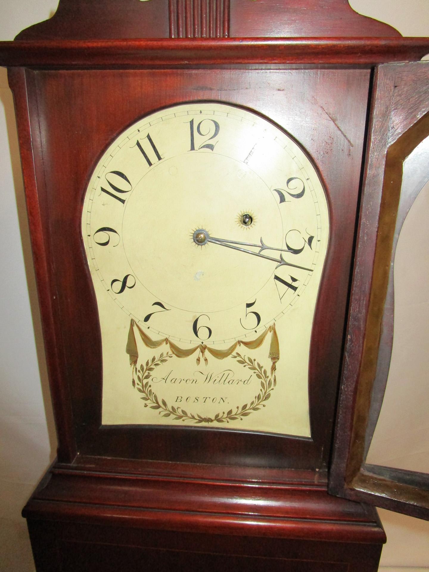 Américain Horloge d'étagère fédérale de Boston avec fronton arqué et incrusté/boîtier en acajou en vente