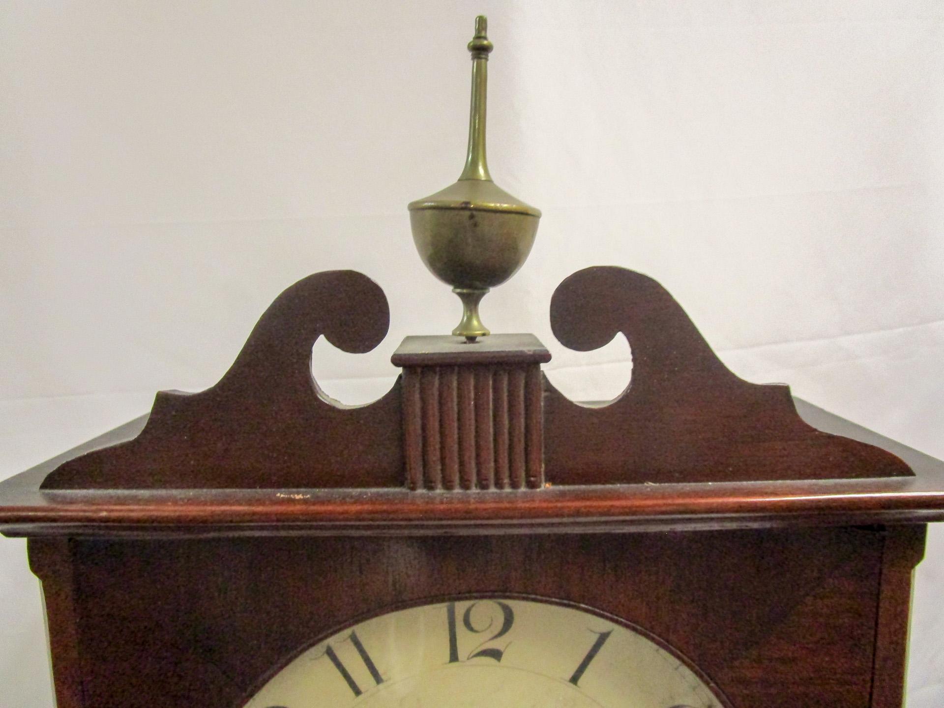 Début du XIXe siècle Horloge d'étagère fédérale de Boston avec fronton arqué et incrusté/boîtier en acajou en vente