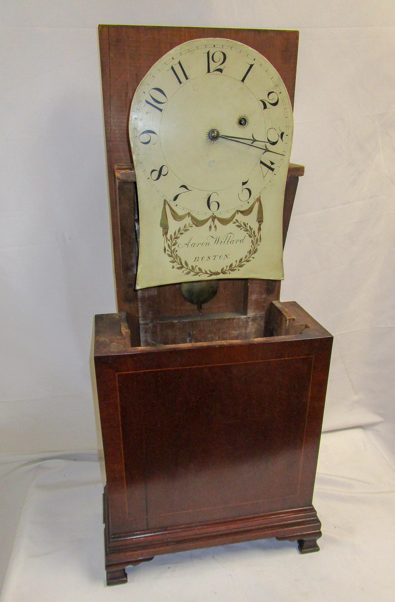 Laiton Horloge d'étagère fédérale de Boston avec fronton arqué et incrusté/boîtier en acajou en vente