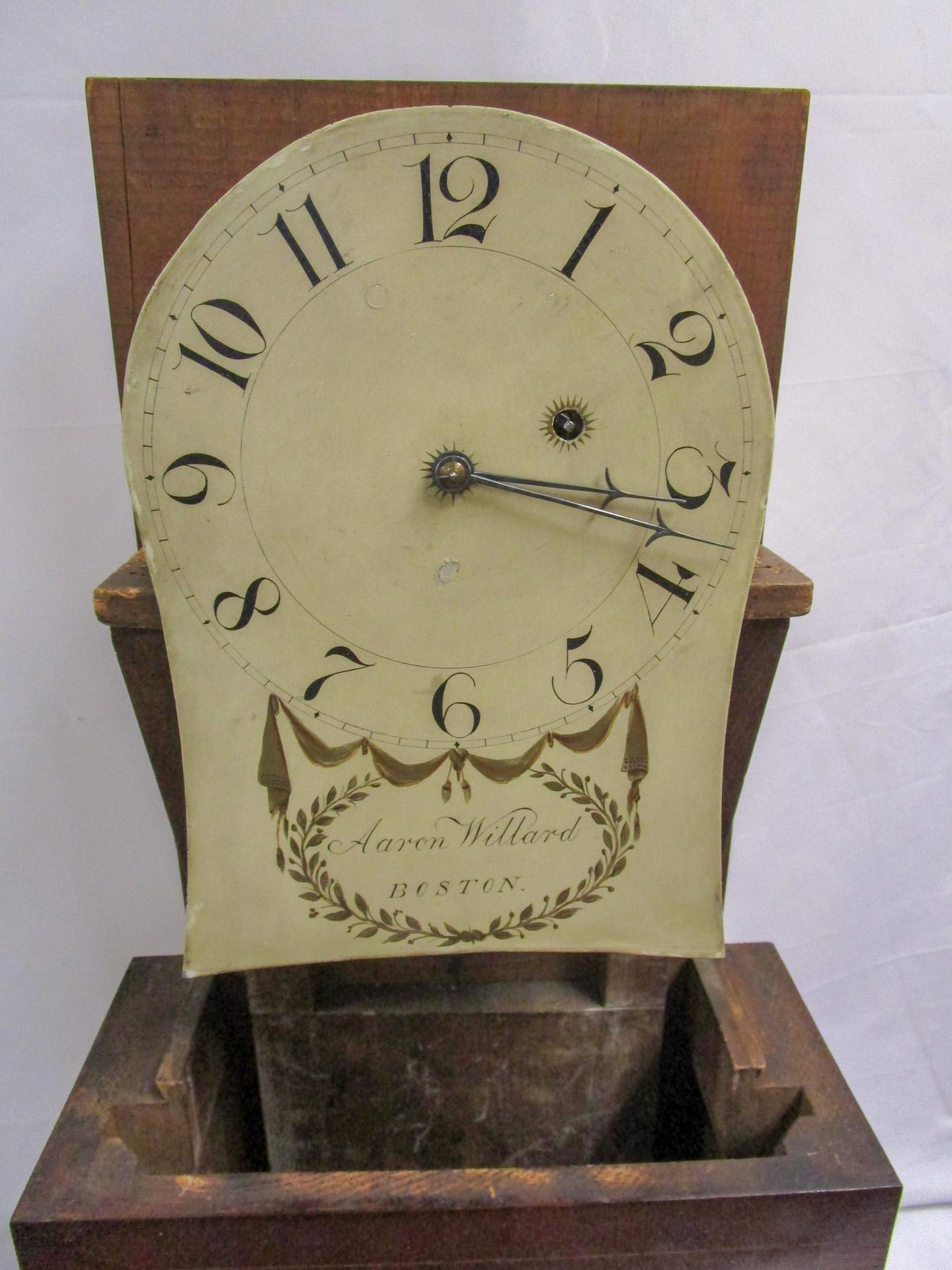 Horloge d'étagère fédérale de Boston avec fronton arqué et incrusté/boîtier en acajou en vente 1