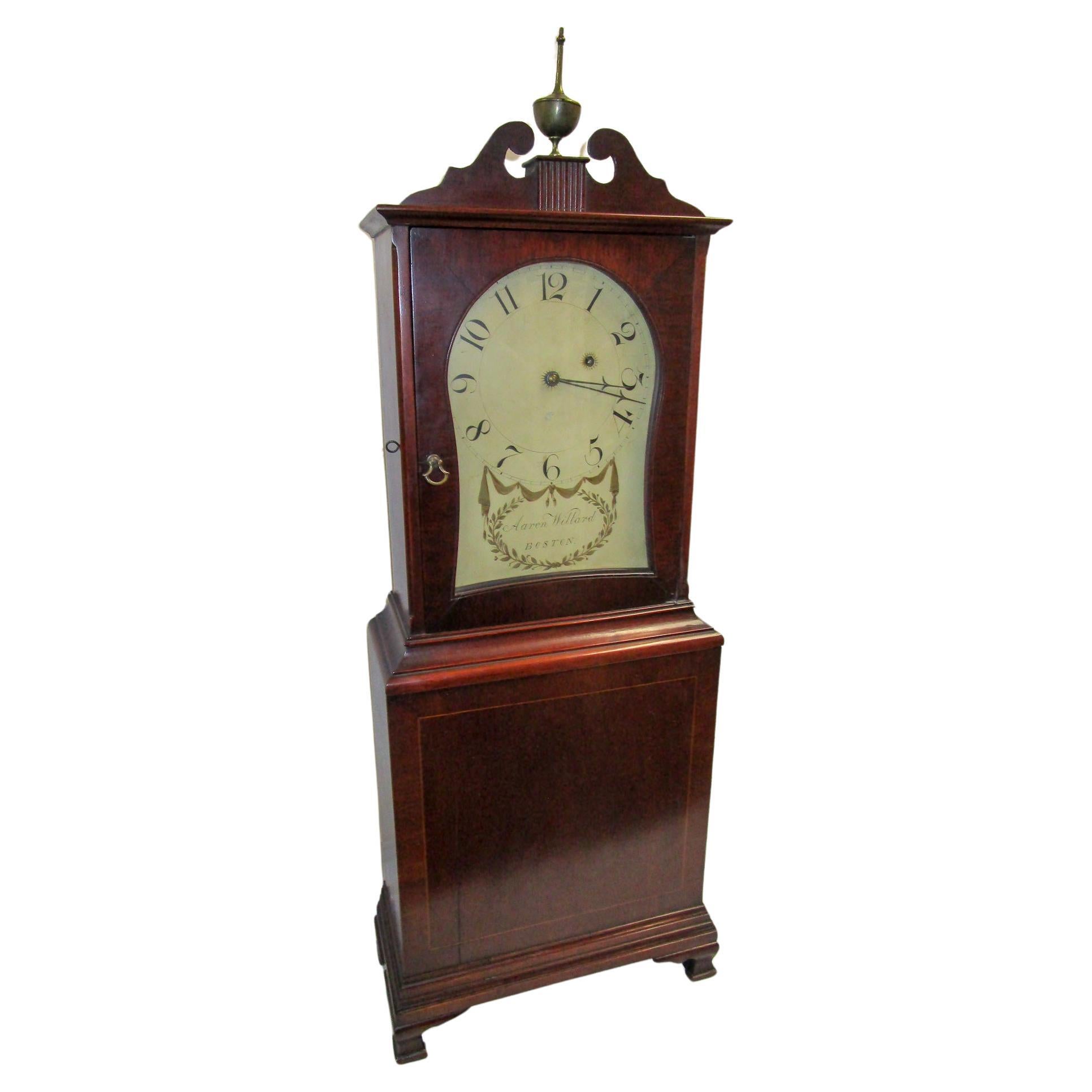 Horloge d'étagère fédérale de Boston avec fronton arqué et incrusté/boîtier en acajou en vente