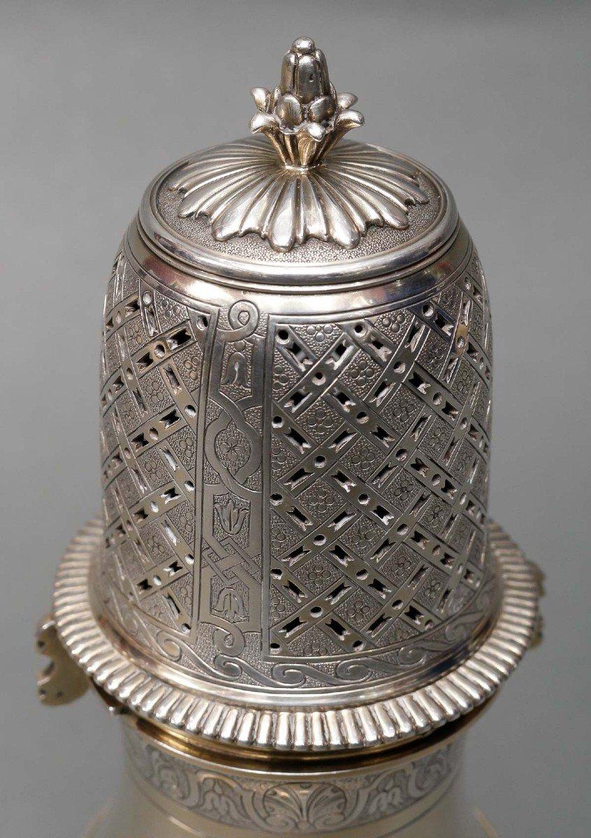Important 19th century solid silver shaker in LOUIS The upper part is chiseled and pierced, it fits together with a bayonet system and ends with an exploded acorn on the terrace.

Dimensions: height 24 cm – base 7.5 cm

Material: Silver 1st